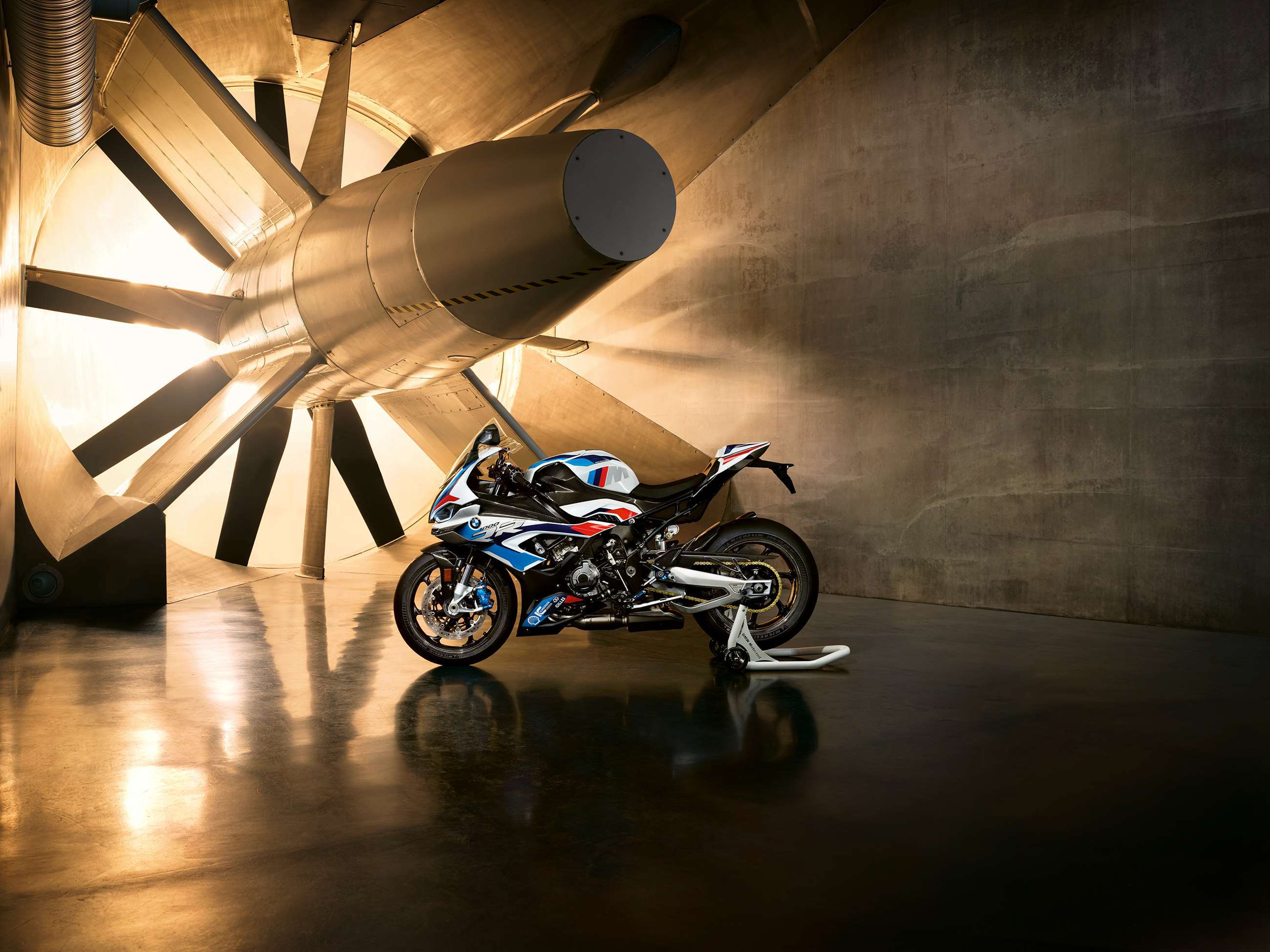 2600x1950 BMW M1000RR