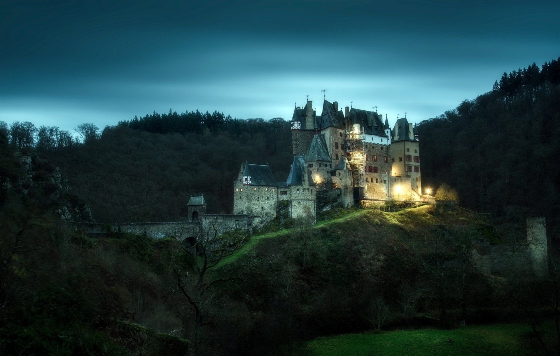 1920x1219 Eltz Castle Germany: Majestic Medieval Fortress HD Wallpaper at Dusk