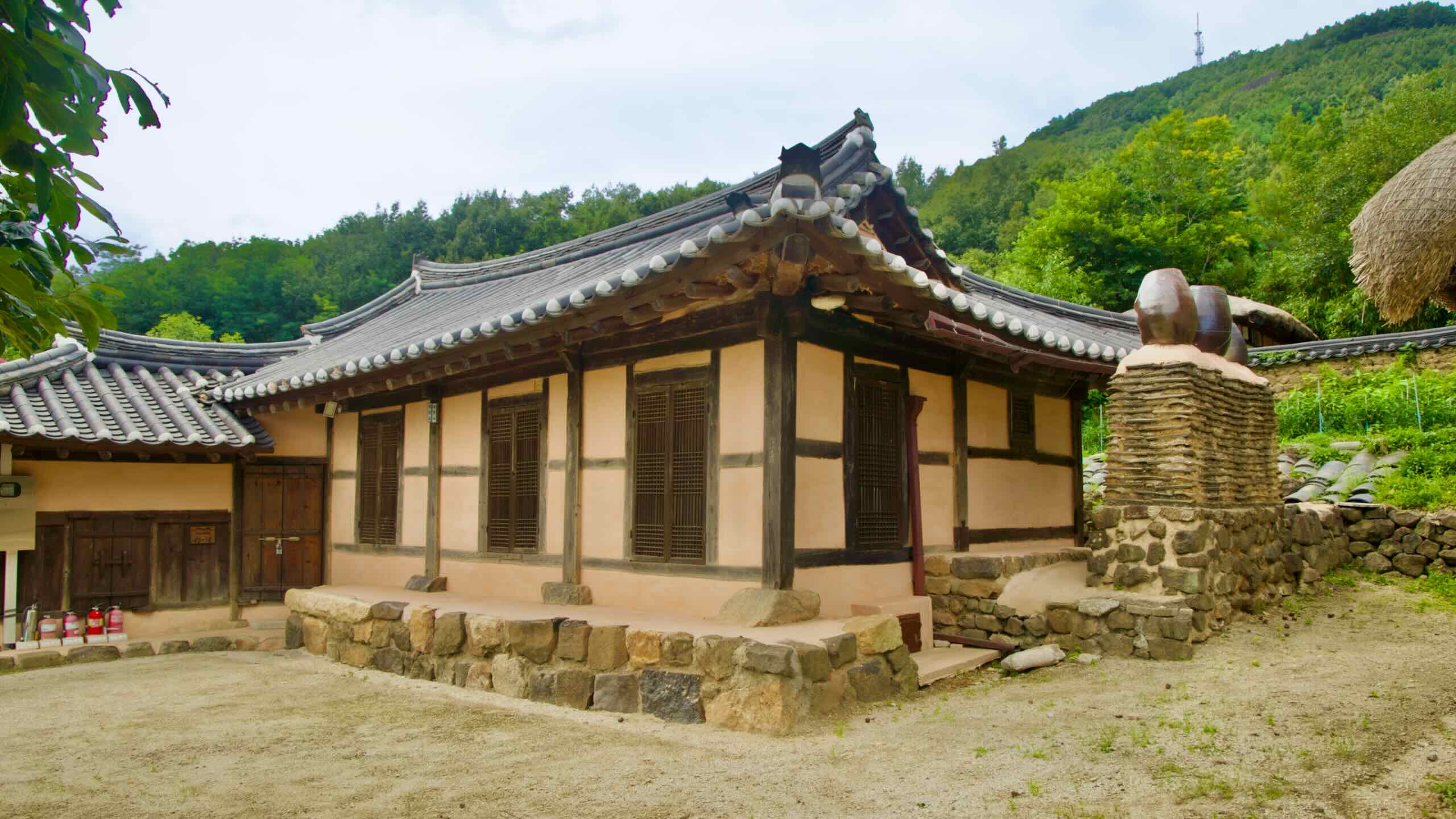 2560x1440 Wanggok Hanok Village. Korea By Bike