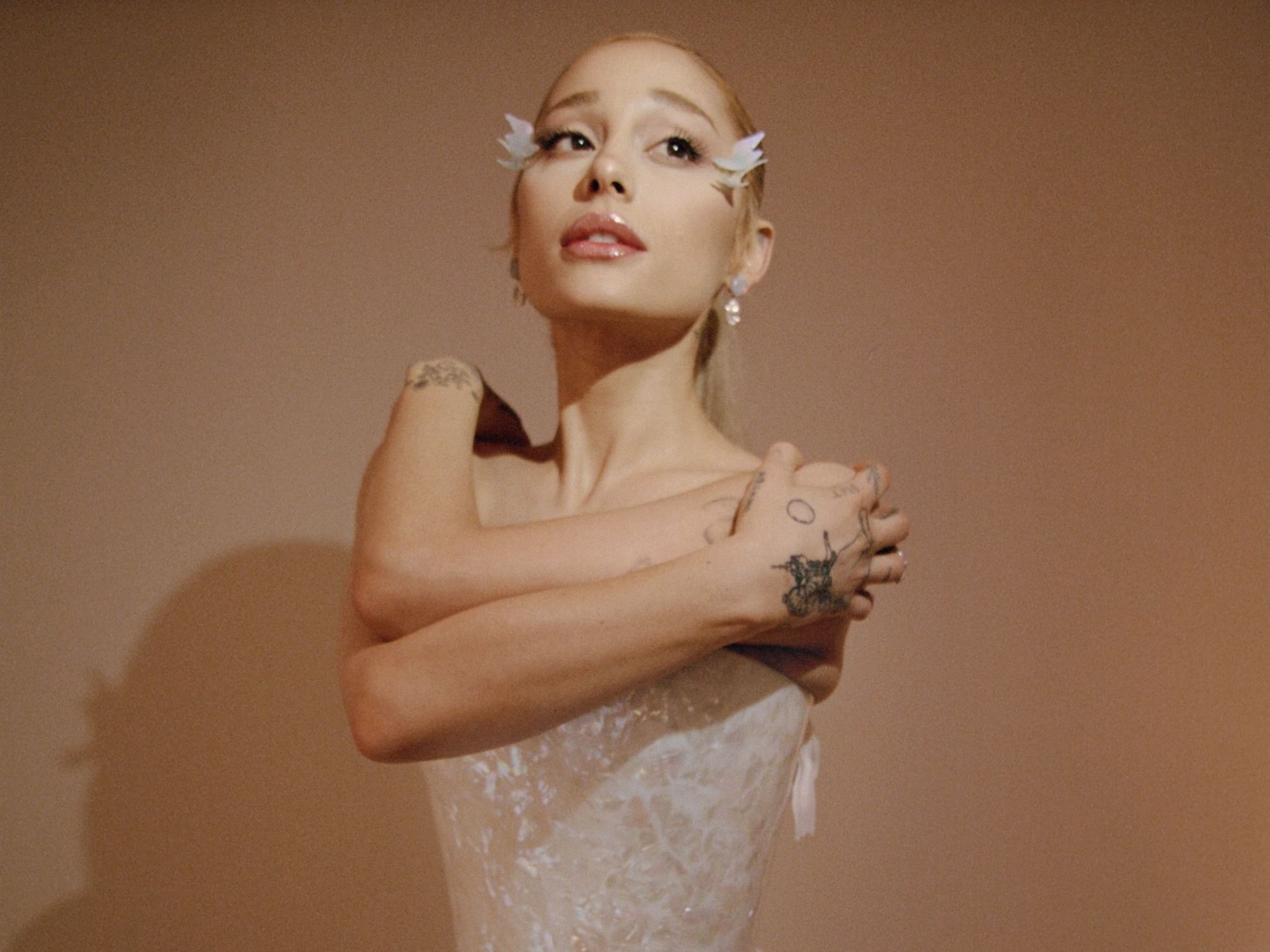 2168x1626 Ariana Grande's 2024 Met Gala Beauty Is An Ode to Glinda the Good Witch, of Course