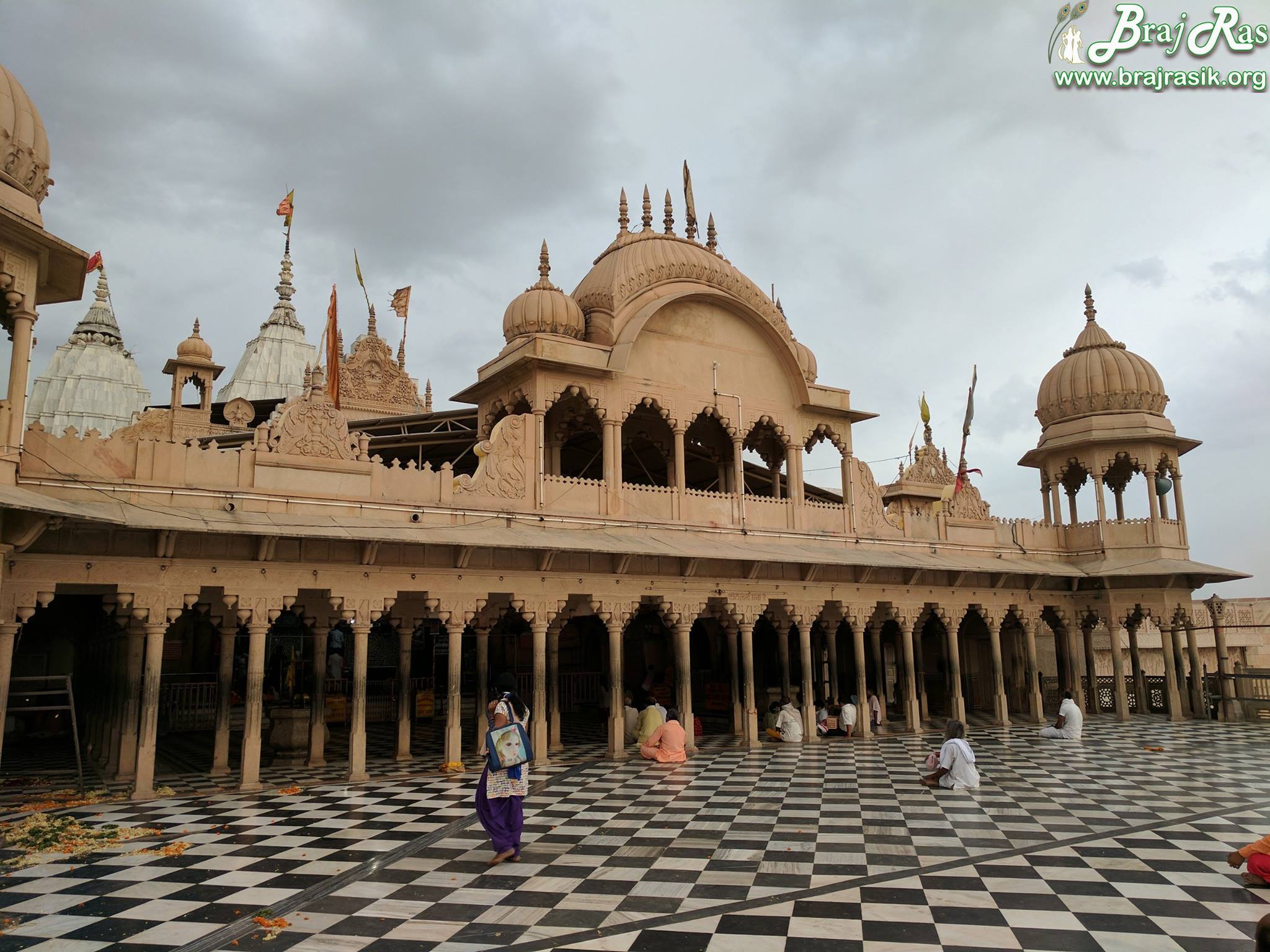2048x1536 A nice view of the temple hall at Radharani Temple, Barsana