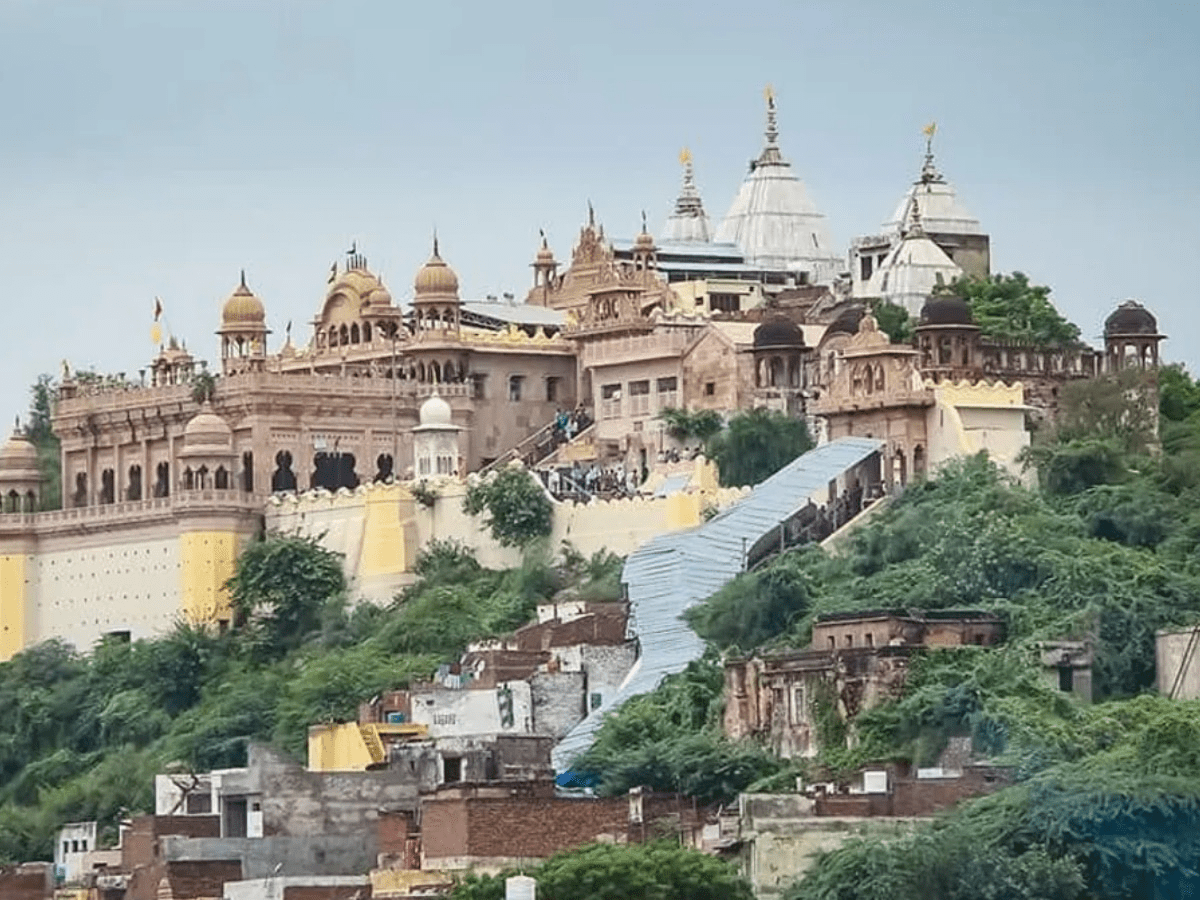 1200x900 Radha Janambhumi temple barsana, originally established by King vajranabha, grandson of Krishna, it was abandoned and lost after some time, the dieties were restablished by narayana bhatta, a gaudiya vaishanava acharya in 16th century