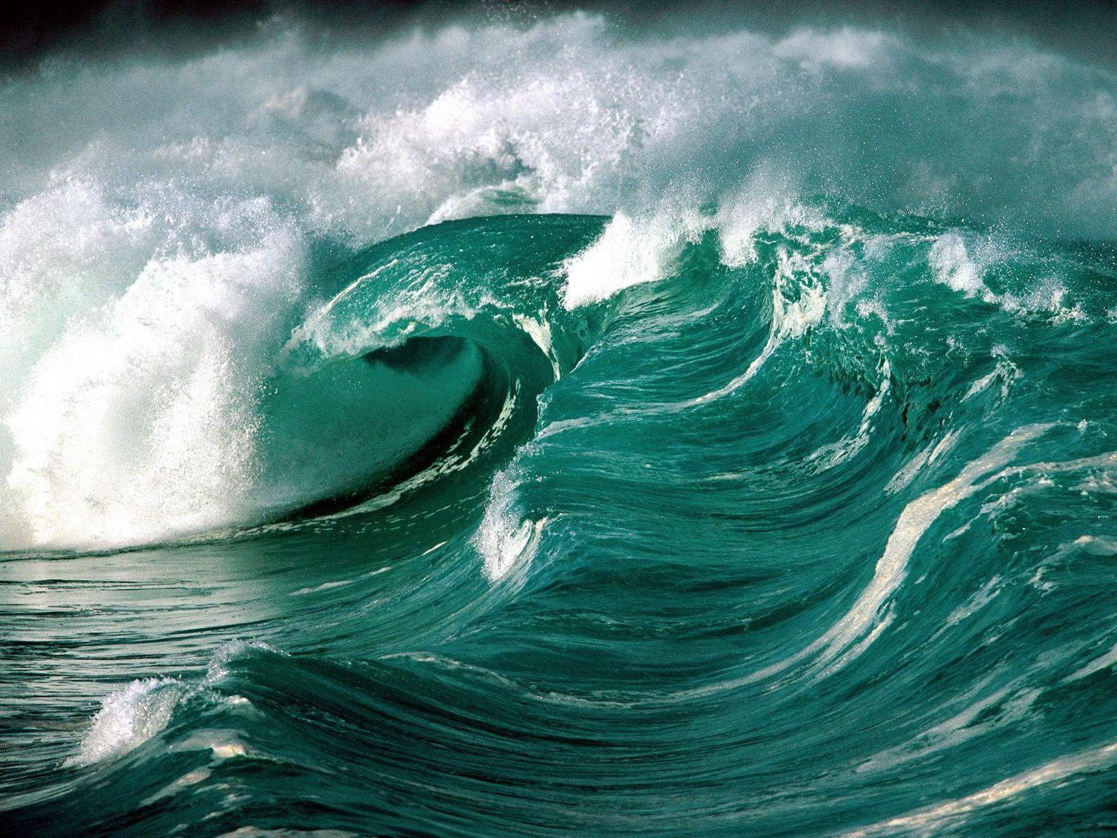 Hình nền sóng đại dương màu xanh đậm: Được trang trí với màu xanh đậm của đại dương, hình nền sóng đại dương này rất nổi bật và tươi tắn. Bức ảnh này sẽ giúp bạn tận hưởng không gian làm việc tuyệt vời và cảm thấy thoải mái trong không khí lưu thông.