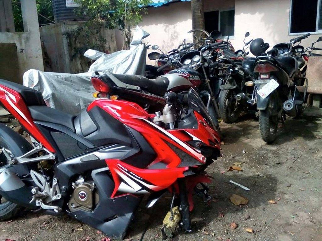 1024x768 Rs 200 Wallpaper 200 Rs Accident