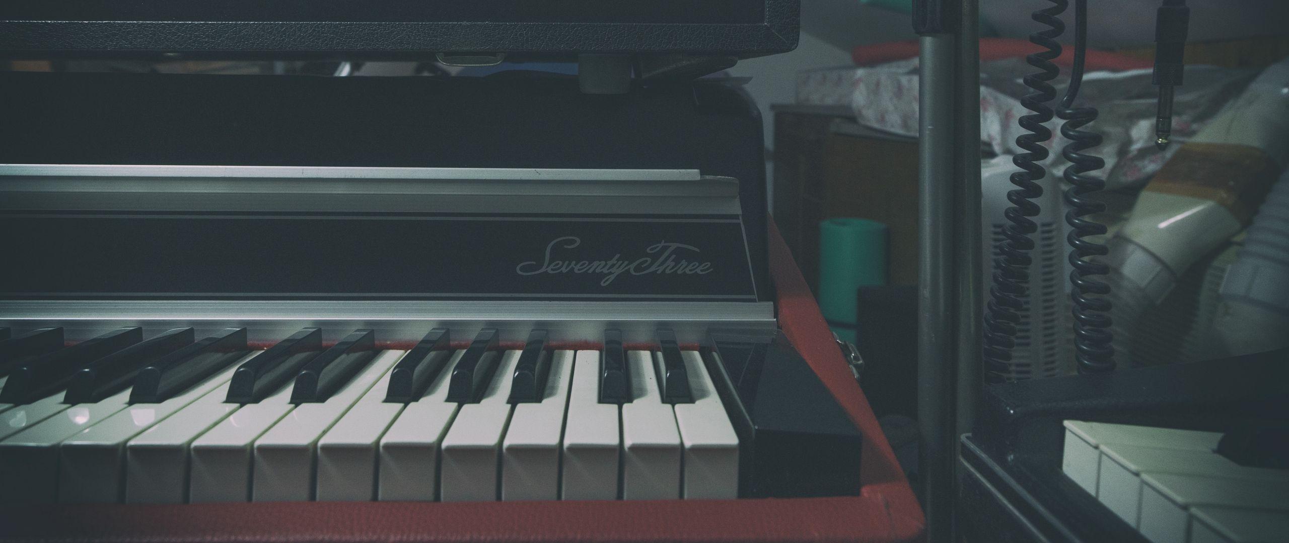 2560x1080 Download wallpaper 2560x1080 synthesizer, piano, musical