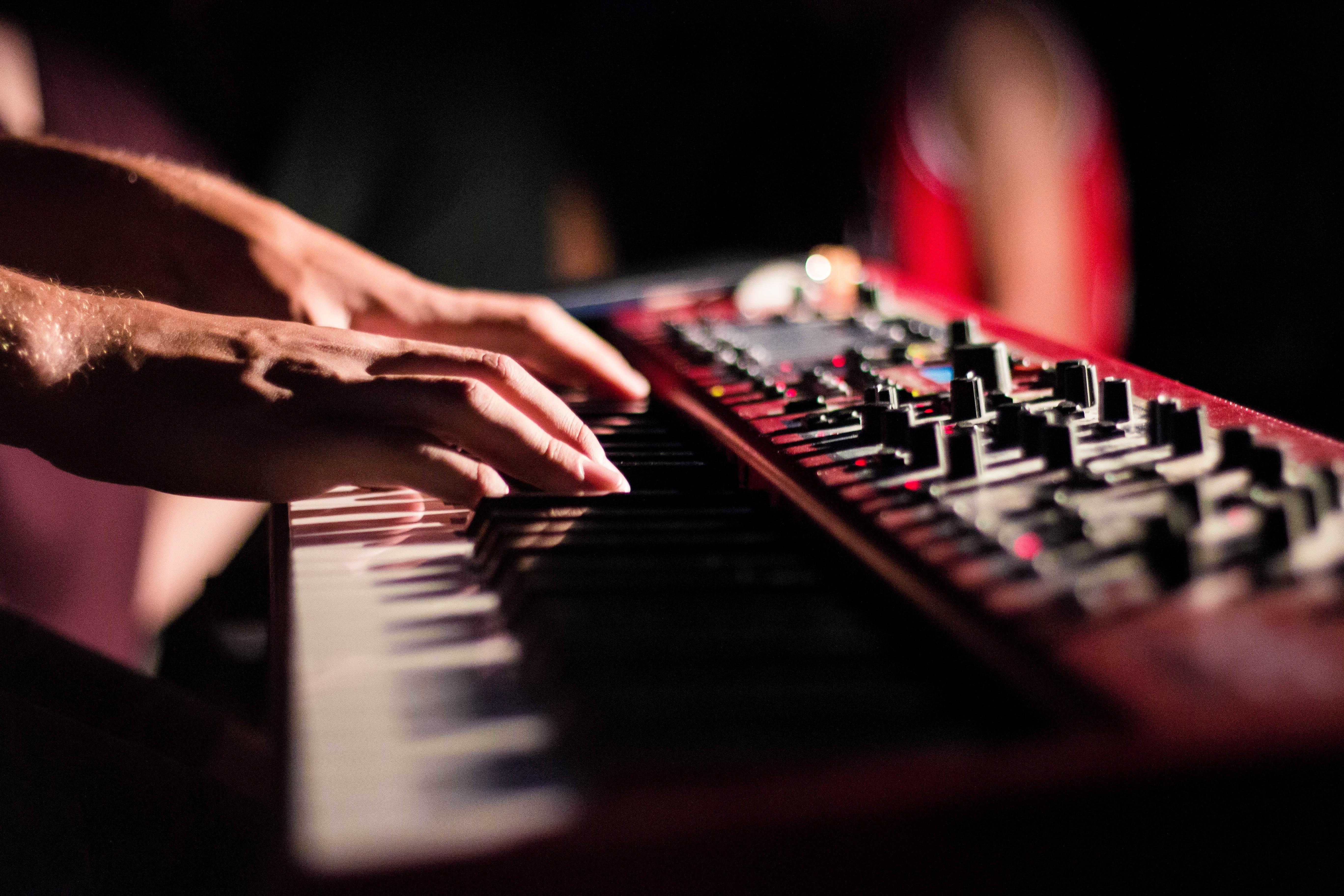 5472x3648 wallpaper synthesizer, keys, fingers, hands, musical instrument