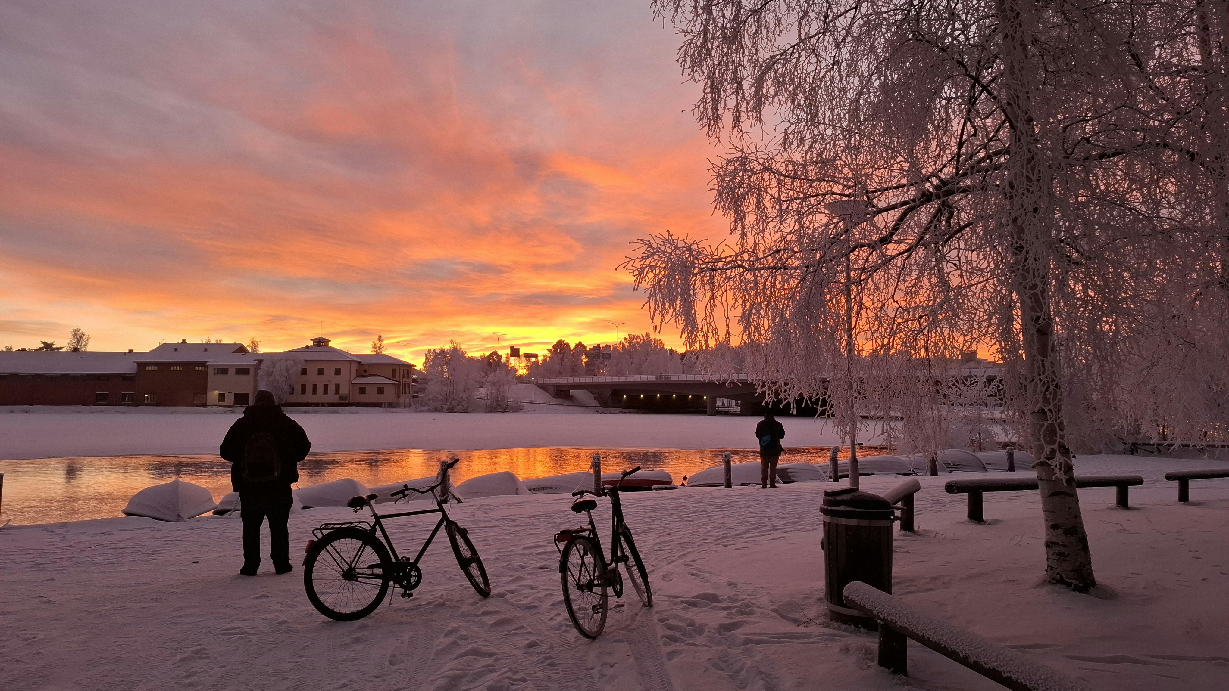 4080x2296 Winter Sunset Over Frozen River in Oulu, Finland · Free