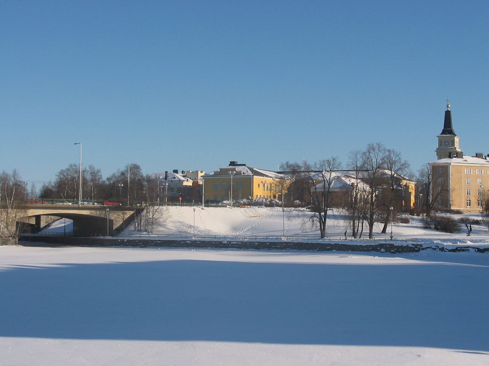 1600x1200 City of Oulu across a pond image Domain photo