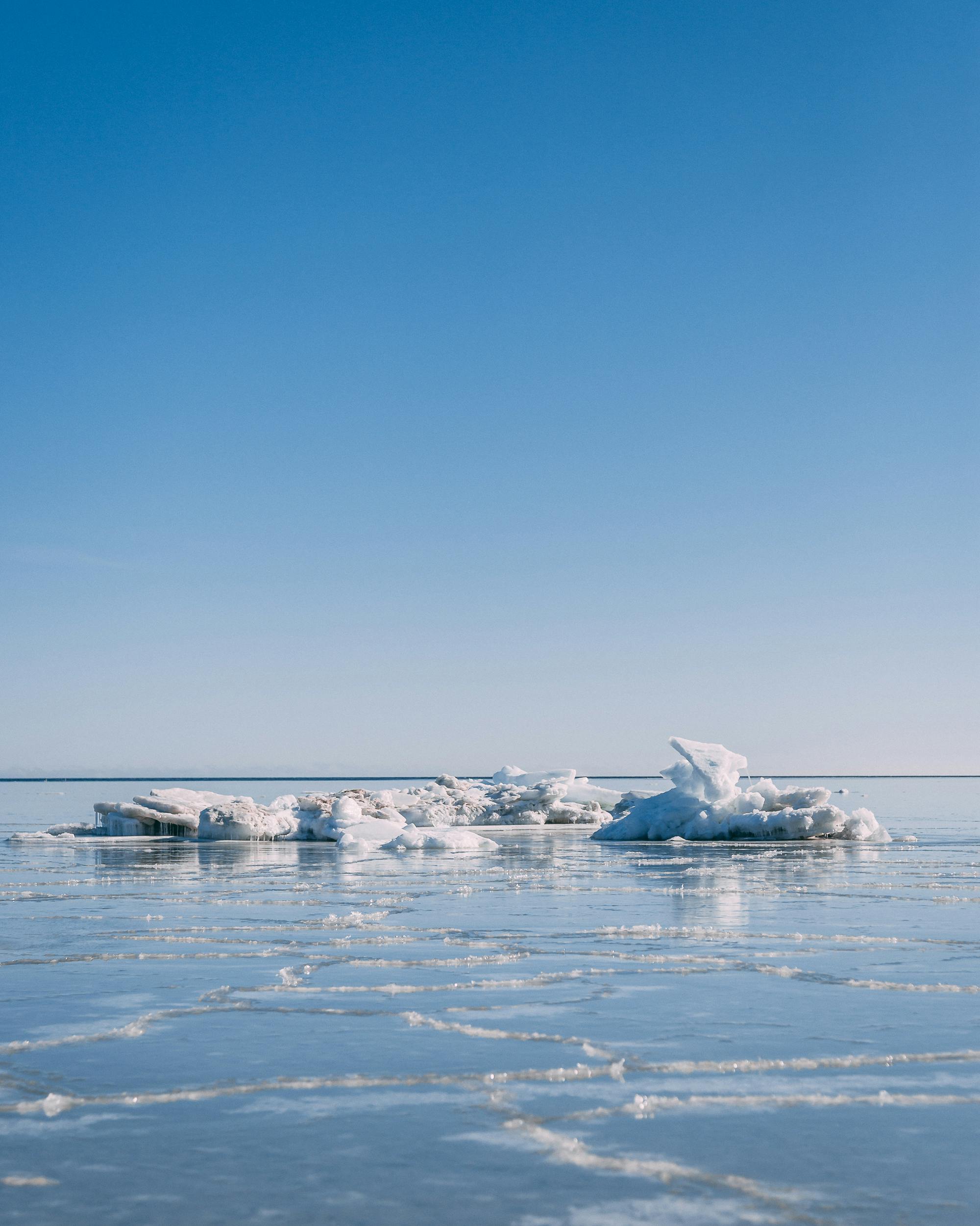 2000x2500 Serene Frozen Landscape in Oulu, Finland · Free