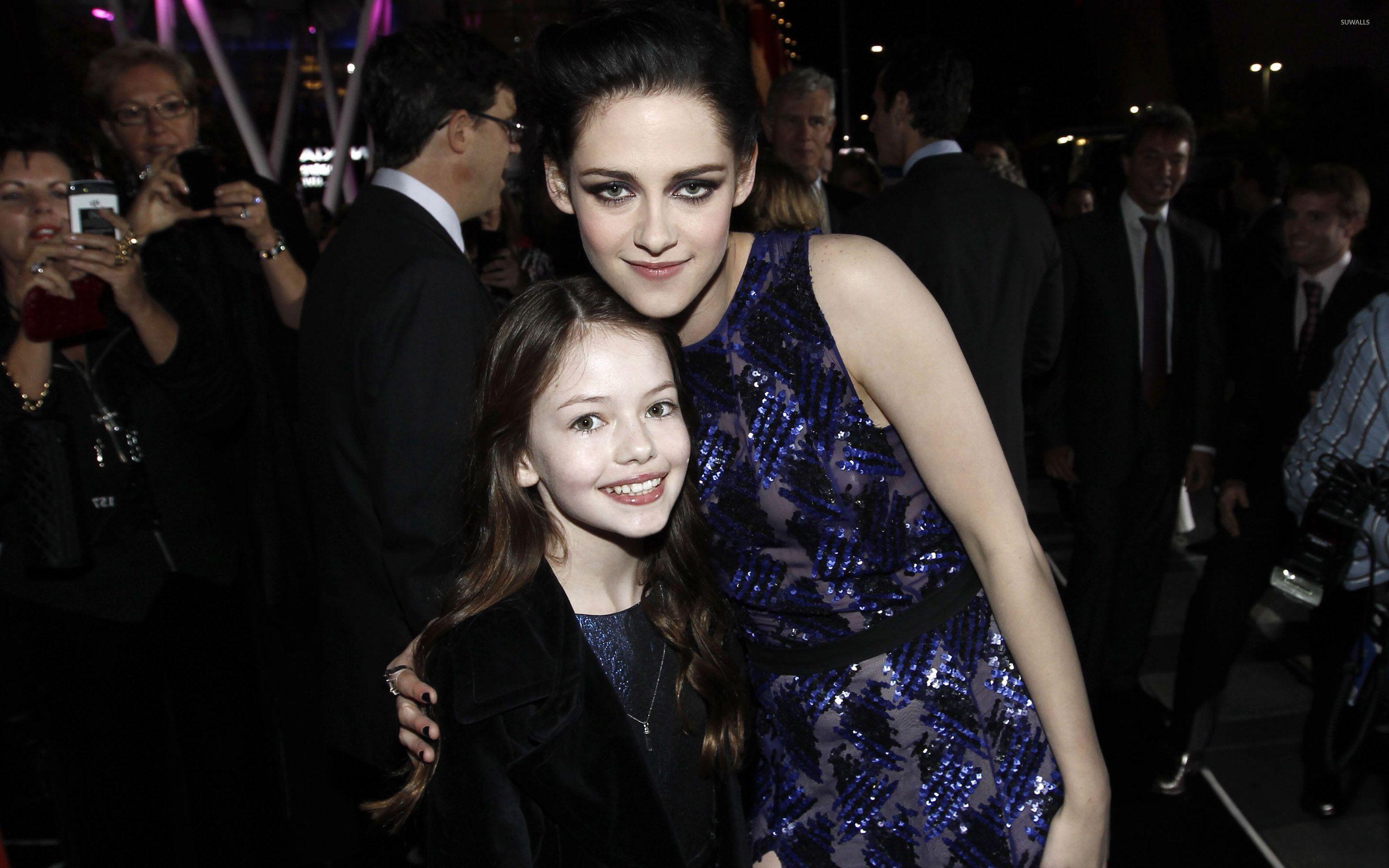 2880x1800 Kristen Stewart and Mackenzie Foy wallpaper wallpaper
