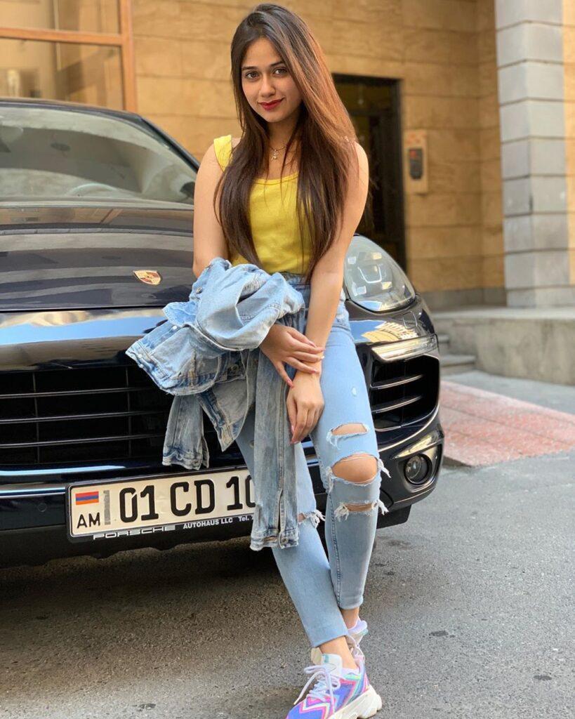 819x1024 Tik Tok Girls Wallpaper