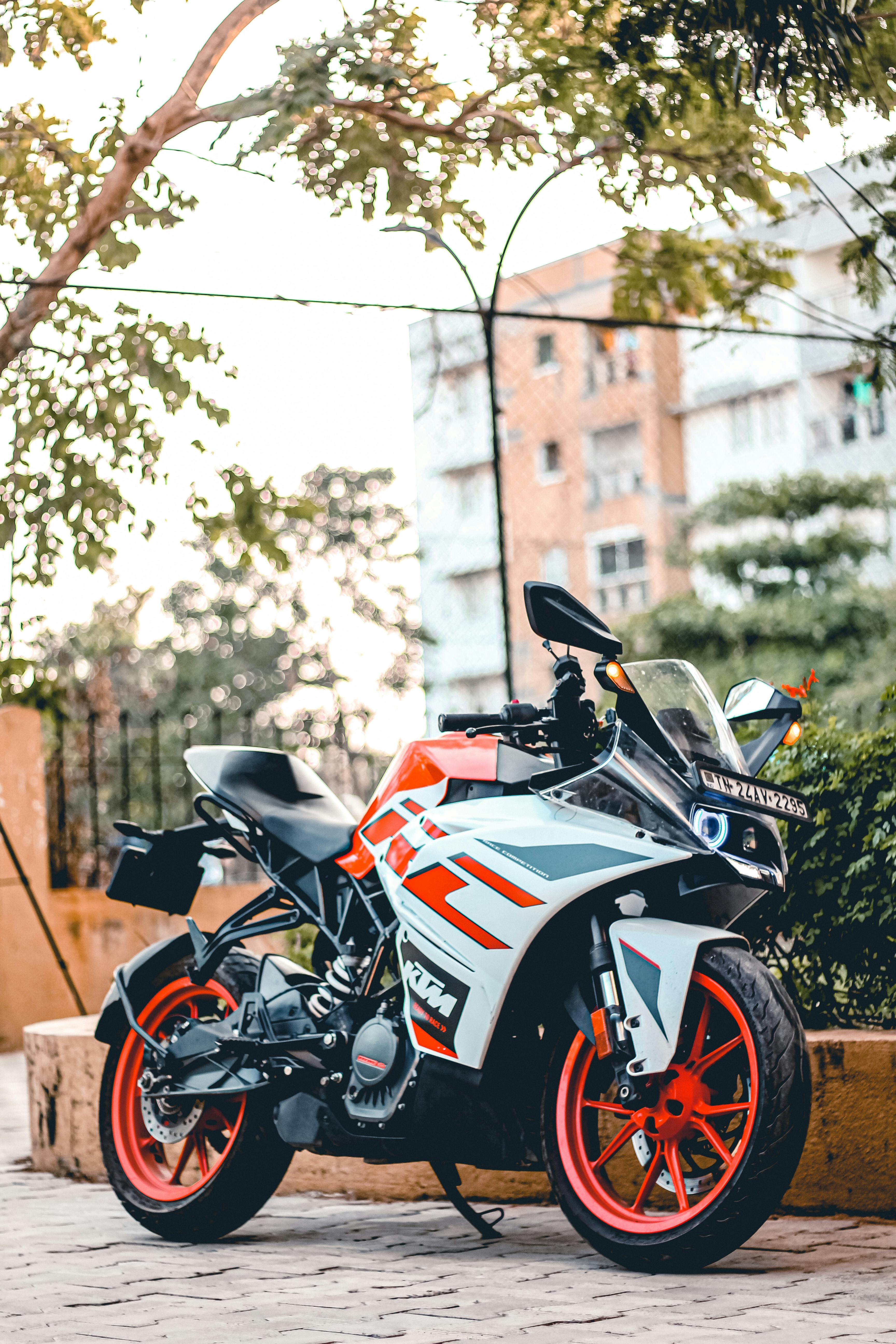 3456x5184 KTM RC 125 Motorcycle · Free