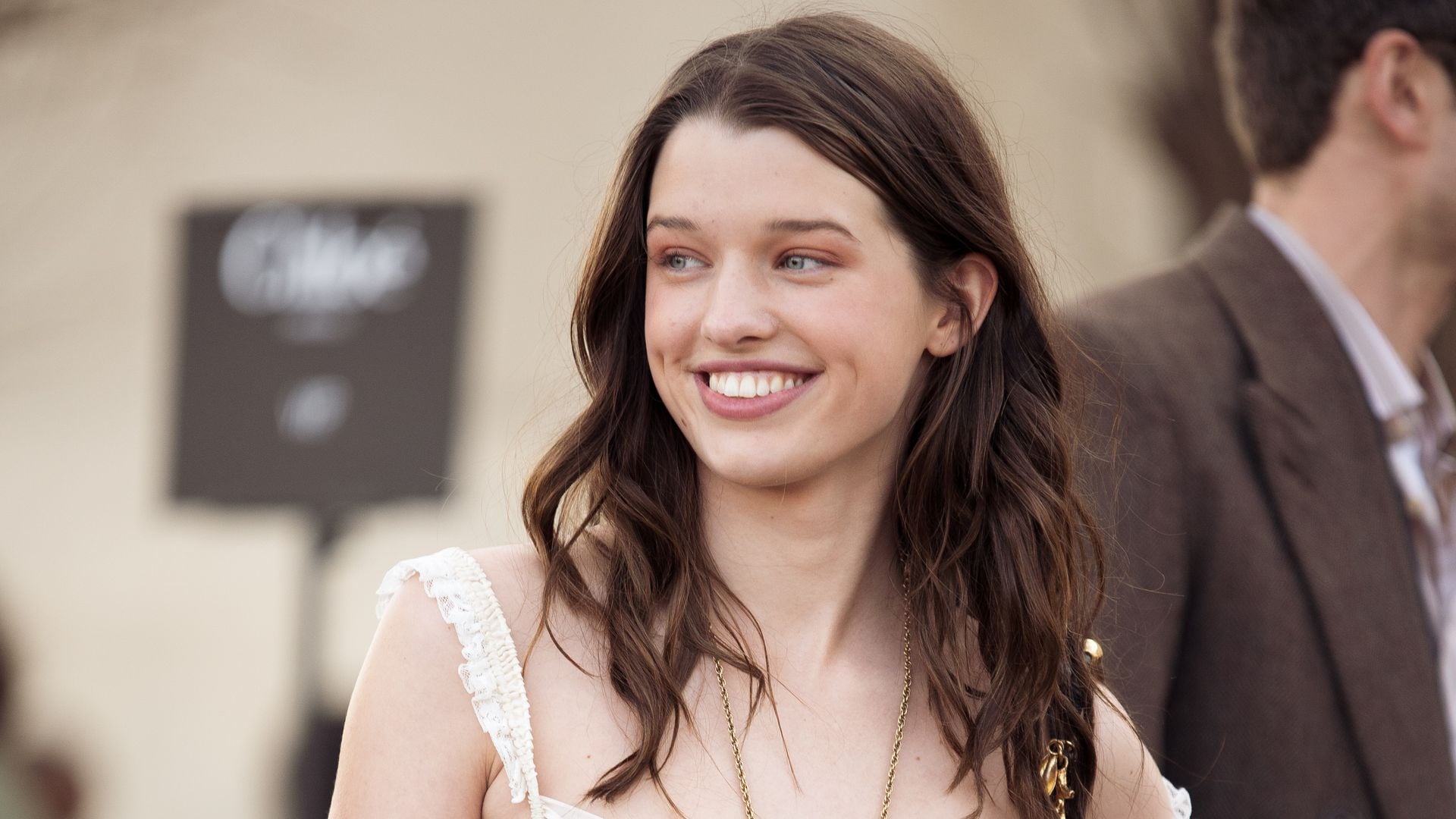1920x1080 Milla Jovovich's lookalike daughter Ever Anderson attends Paris Fashion Week: Their incredible resemblance