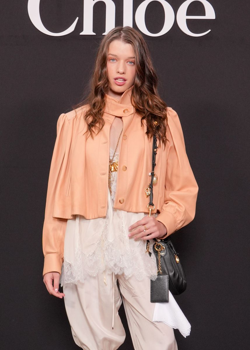 857x1200 Milla Jovovich's lookalike daughter Ever Anderson attends Paris Fashion Week: Their incredible resemblance