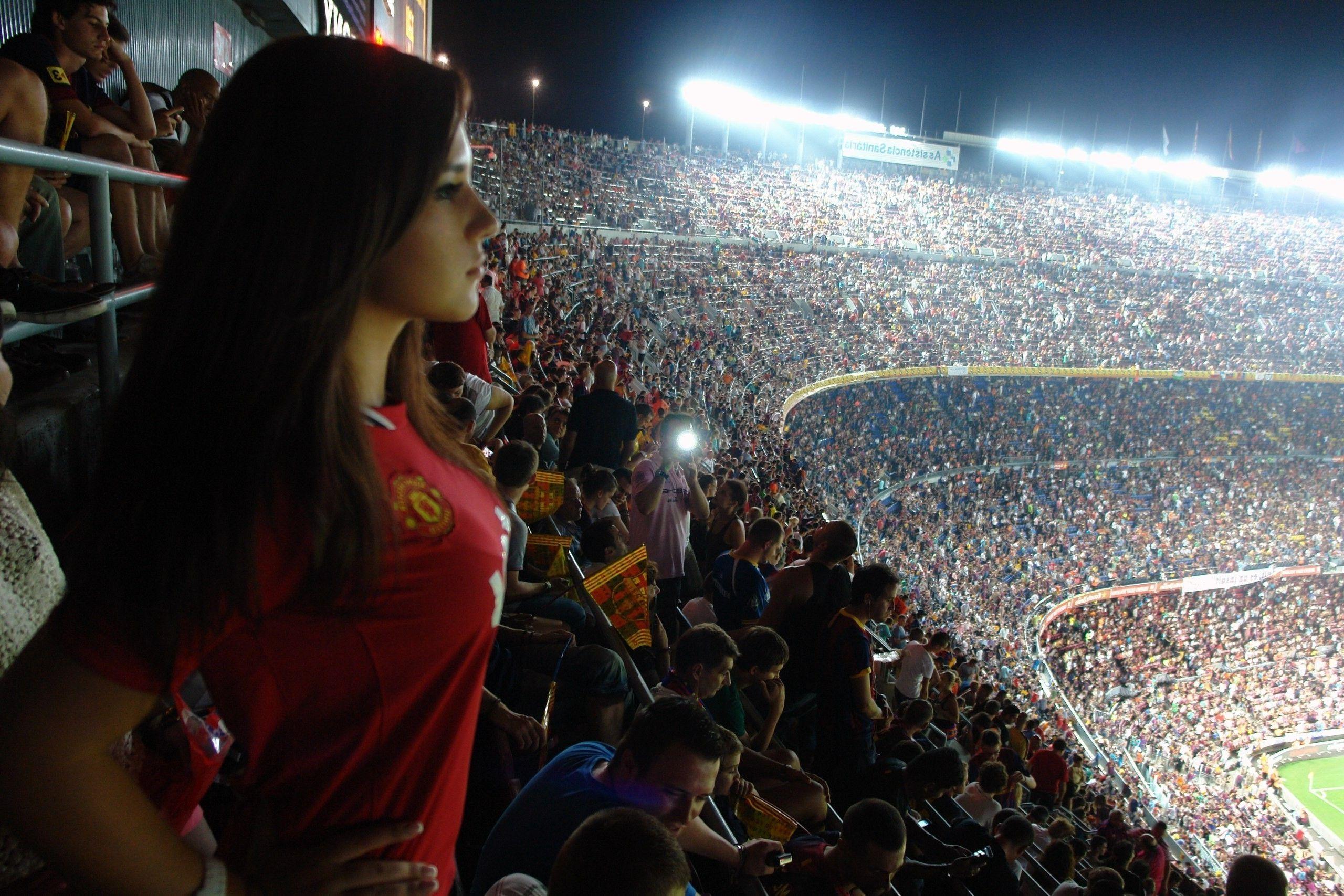 2560x1707 sports, Boobs, Manchester United, Camp Nou, Stadium, Brunette, Women, Fans Wallpaper HD / Desktop and Mobile Background