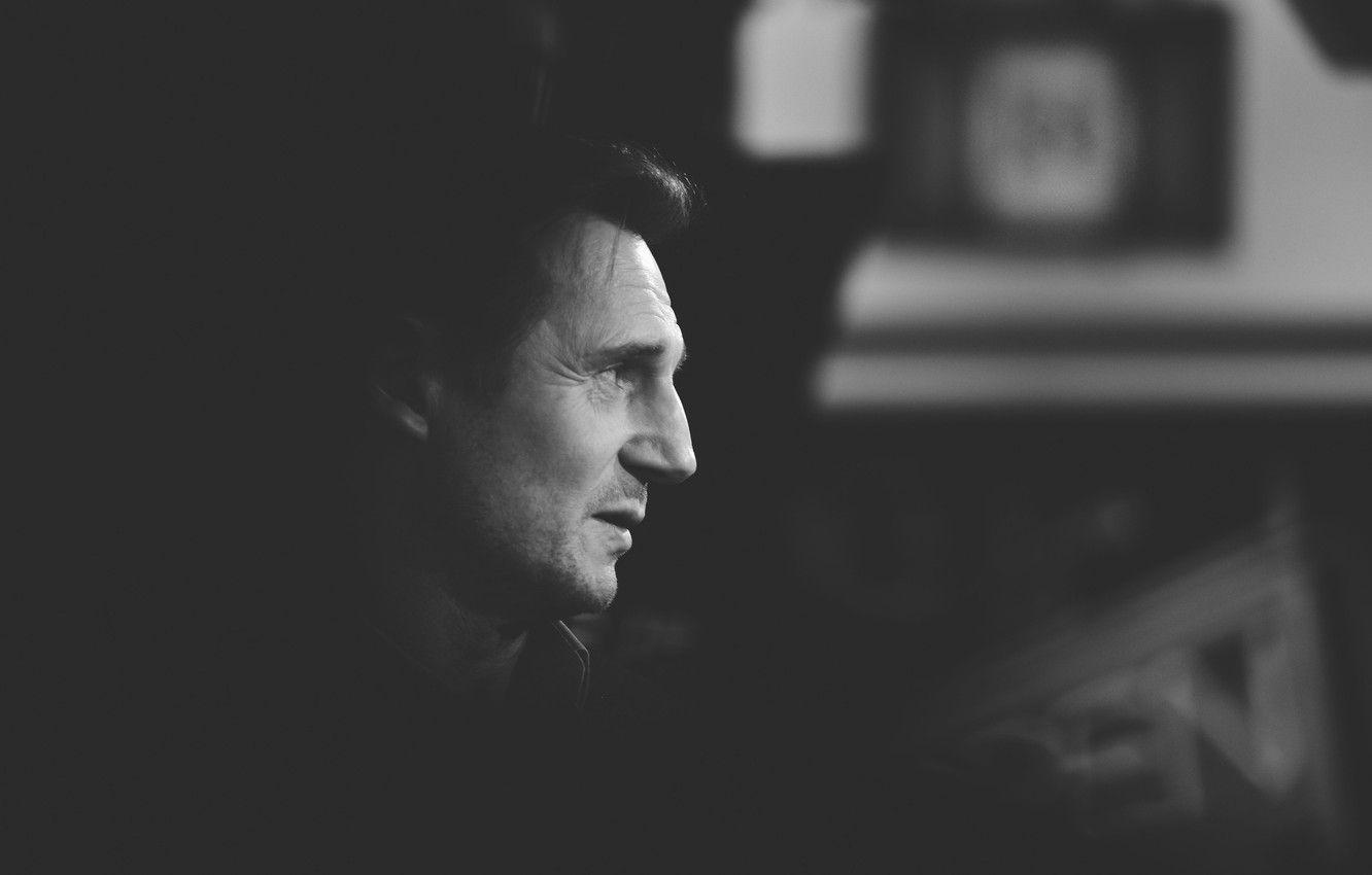 1332x850 Wallpaper silhouette, black and white, silhouette, Liam Neeson