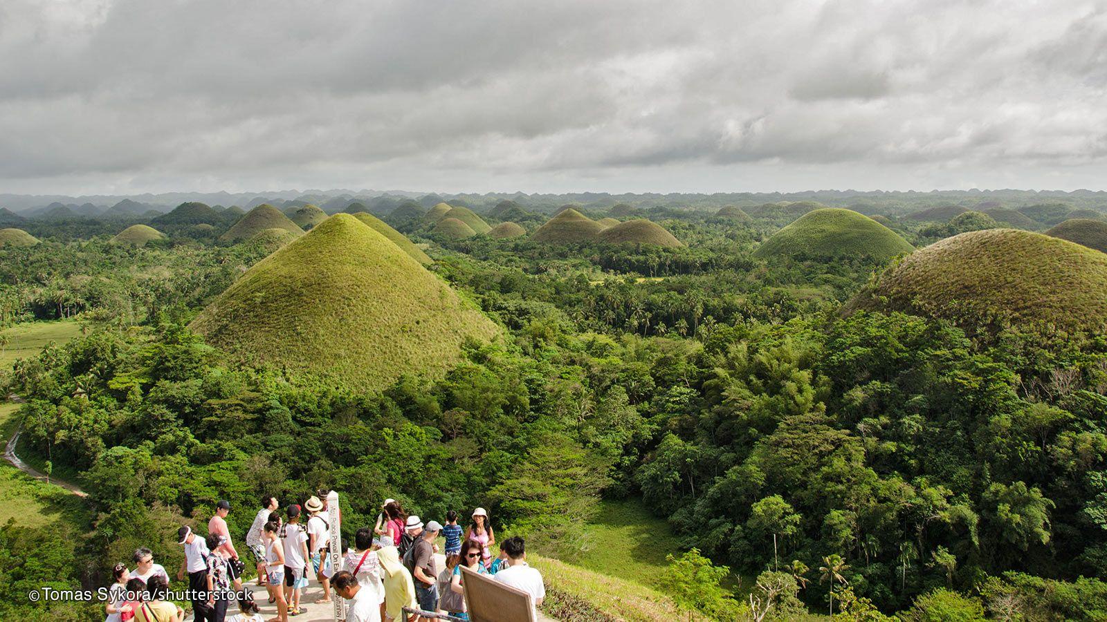 1600x900 Chocolate Hills! I didn't spot it the first time I watched