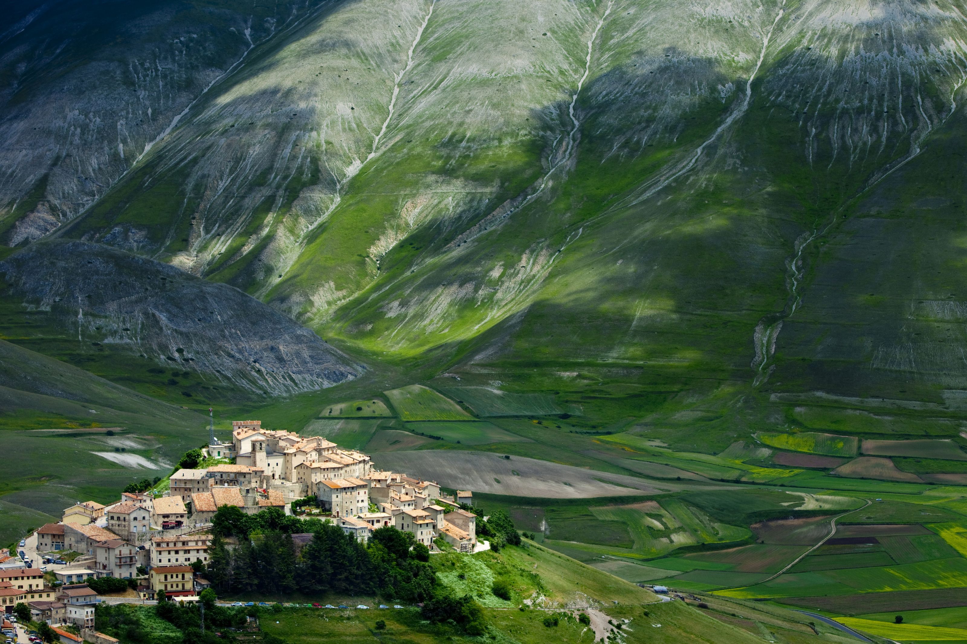3200x2134 Castelluccio Umbria Wall Mural