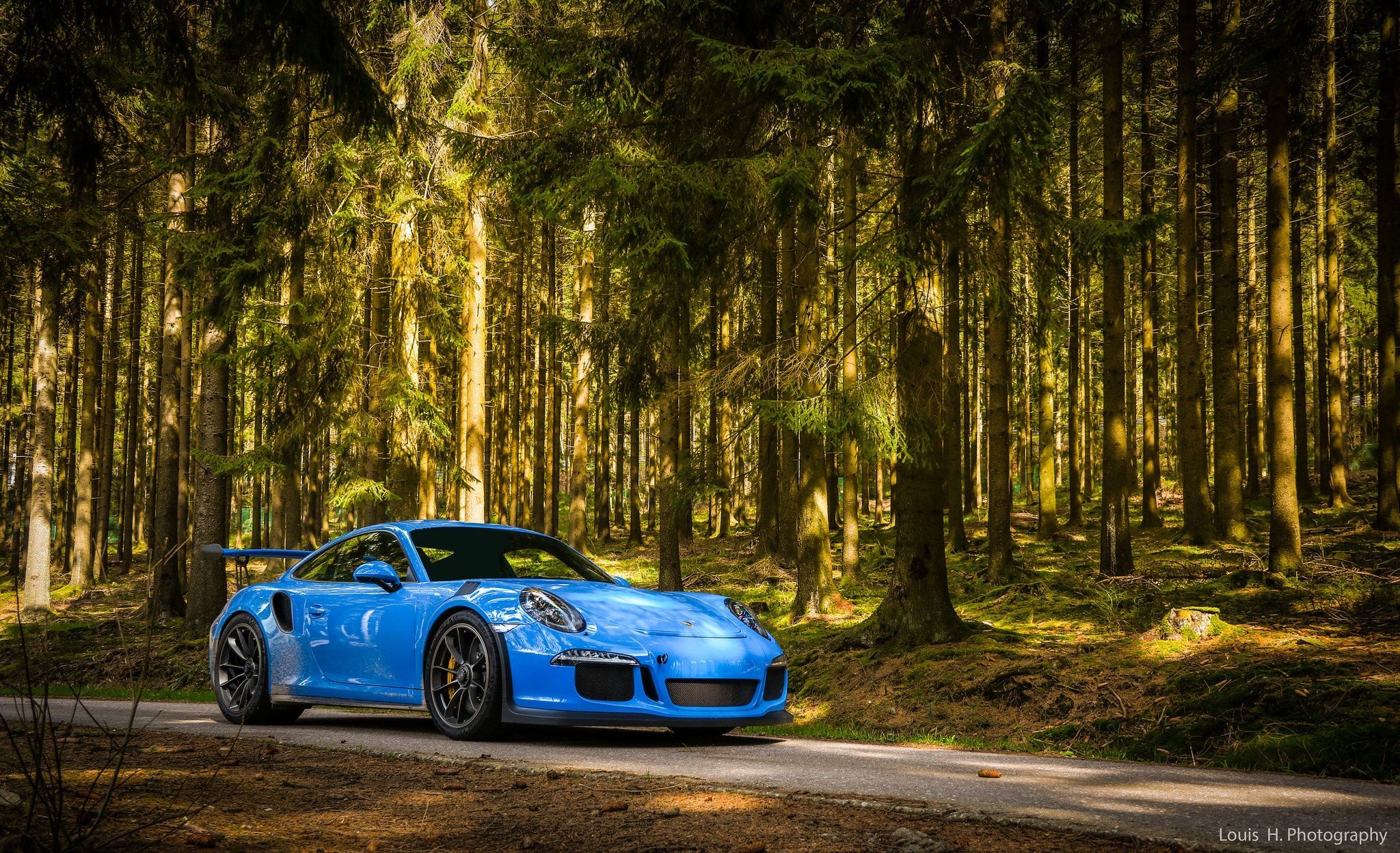 2048x1249 Porsche 911 GT3 in Forest