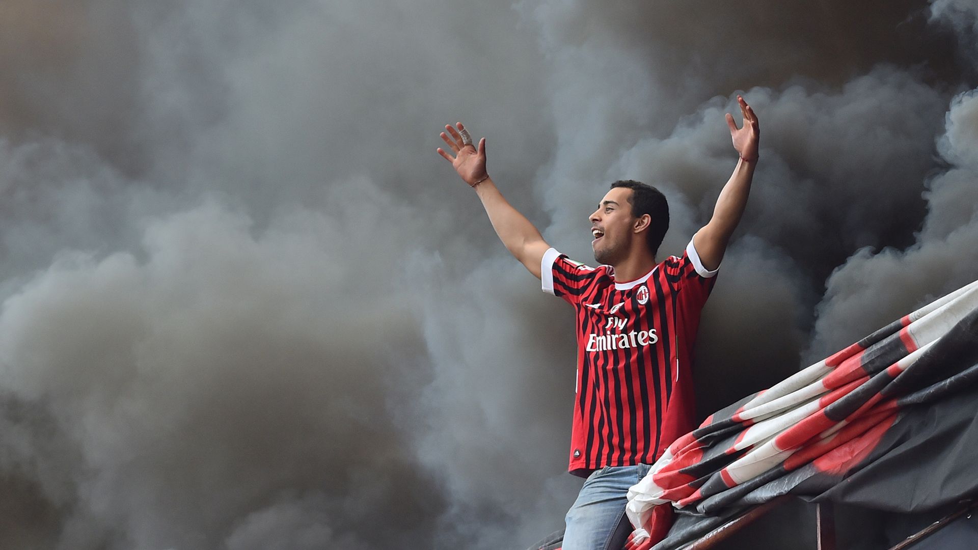 1920x1080 Chinese fireworks! Milan, Inter & Serie A all winners after dramatic derby draw at spectacular San Siro