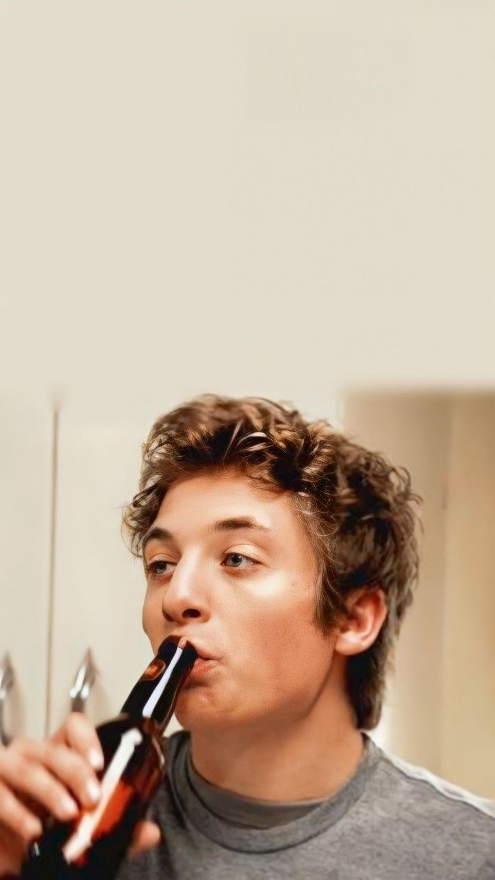 720x1278 Lip Gallagher wallpaper