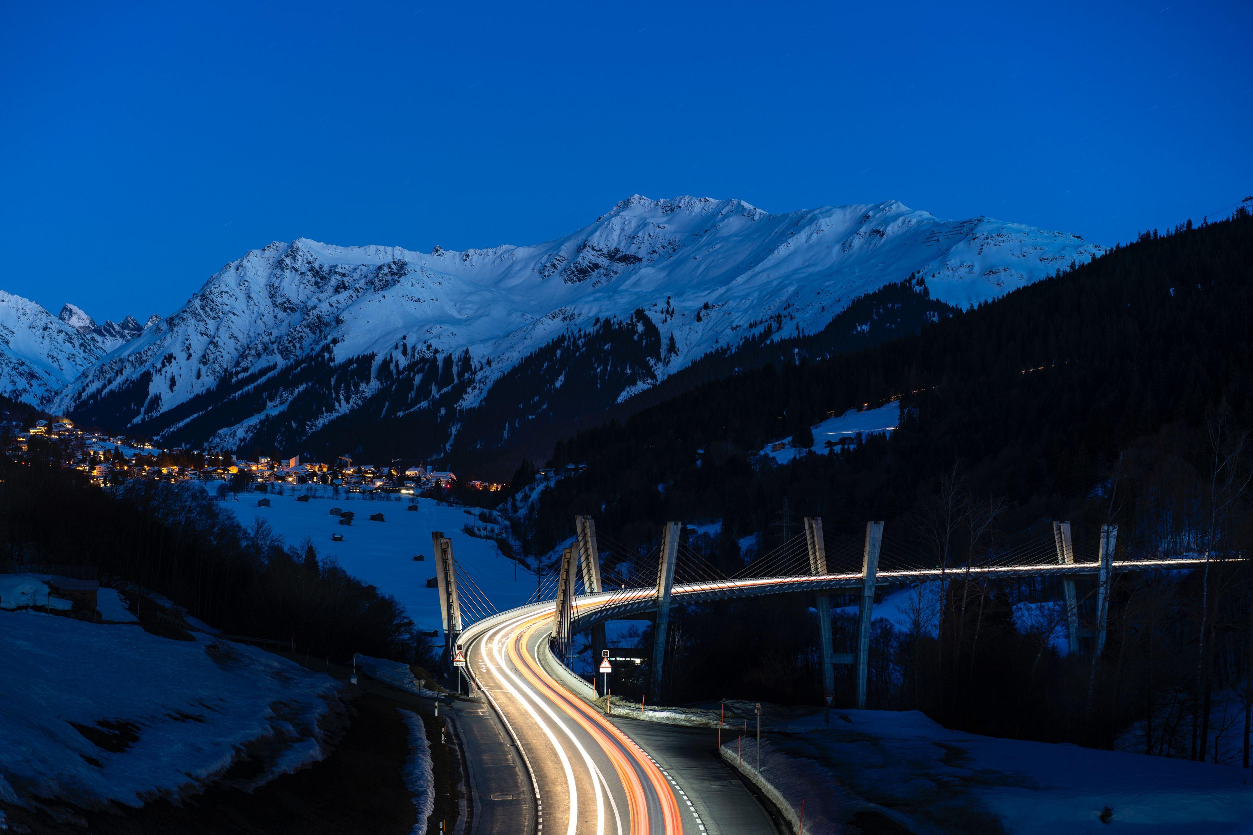 4000x2668 Road to Winter Mountain Village