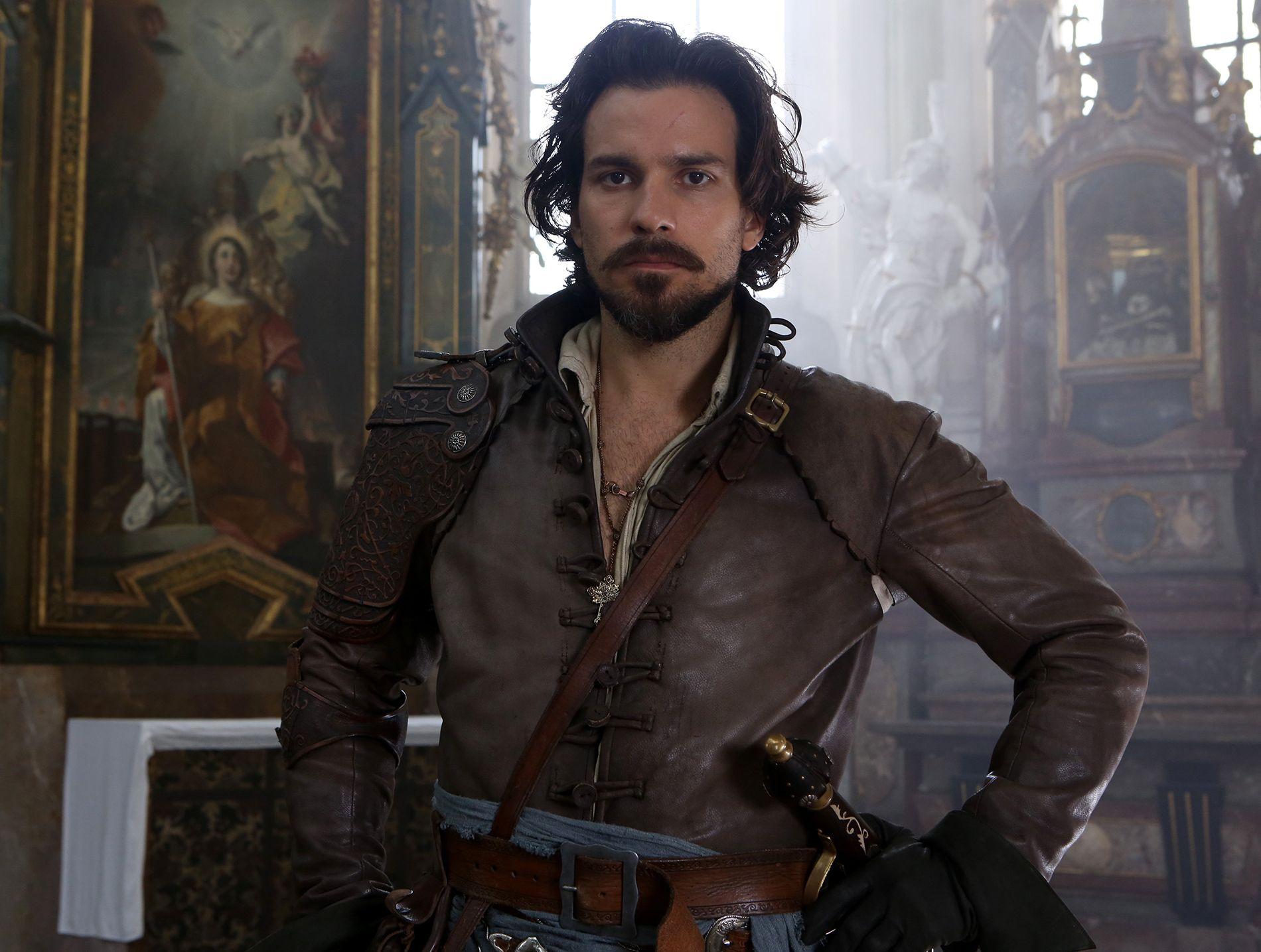 1900x1435 Santiago Cabrera Wallpaper