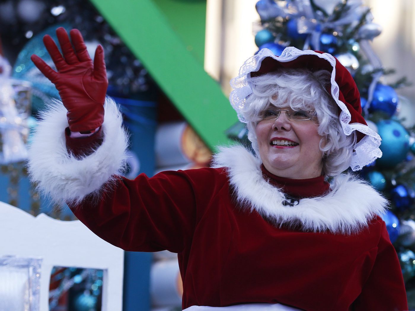 1400x1050 What Mrs. Claus Wears