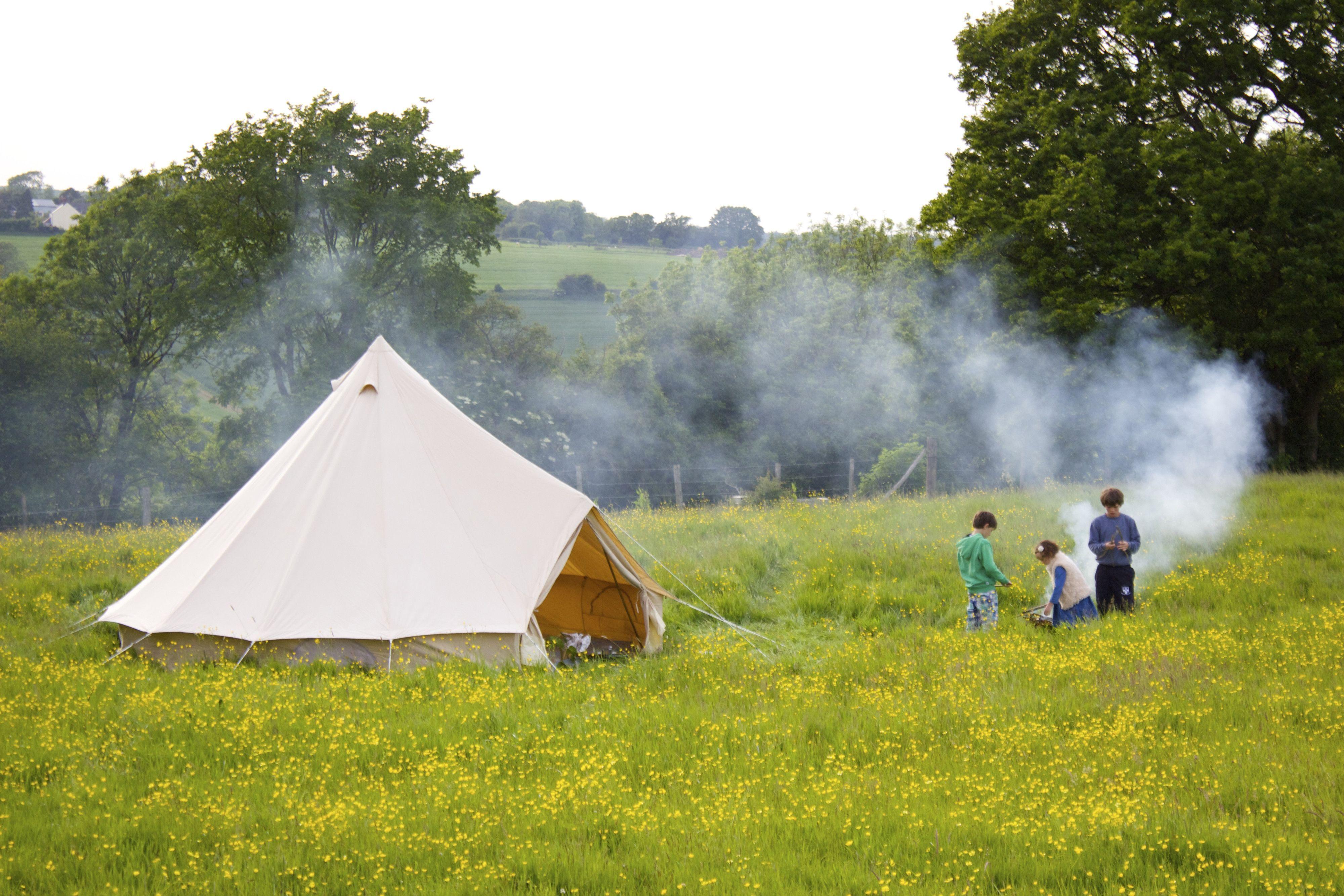 Field camp. Кемпинг фон. Кемпинг люди. Кемпинг люди Англия. Кемпинг обои.