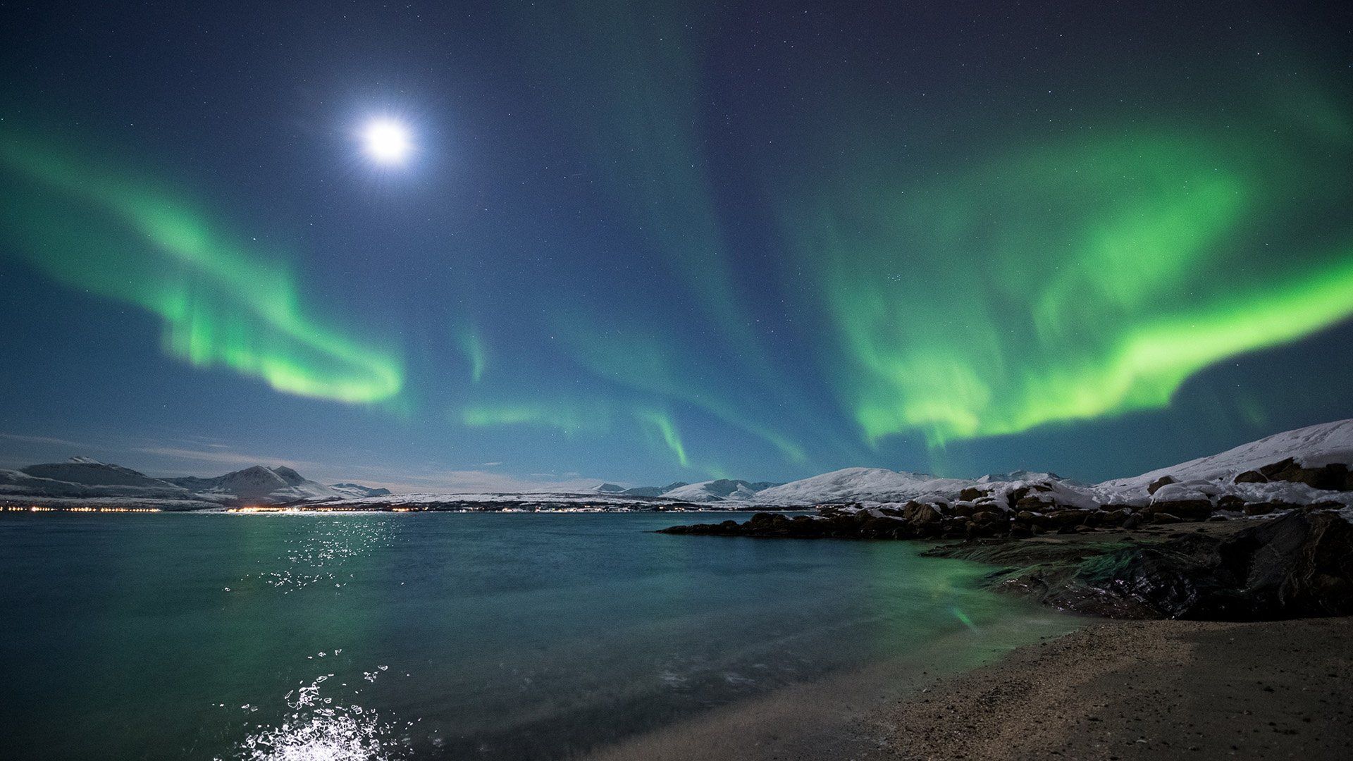 1920x1080 Aurora Nights Over Arctic Lake
