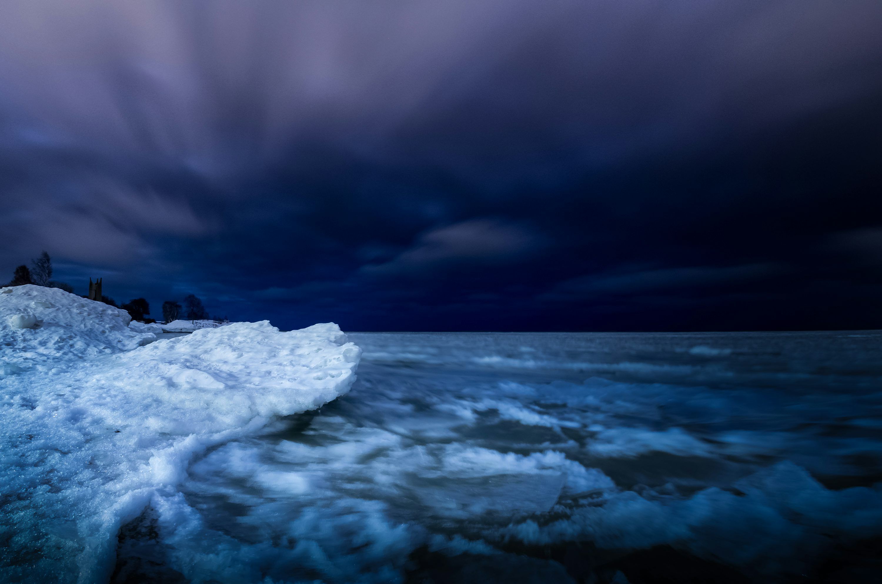 3000x1985 Water waves during night time photo