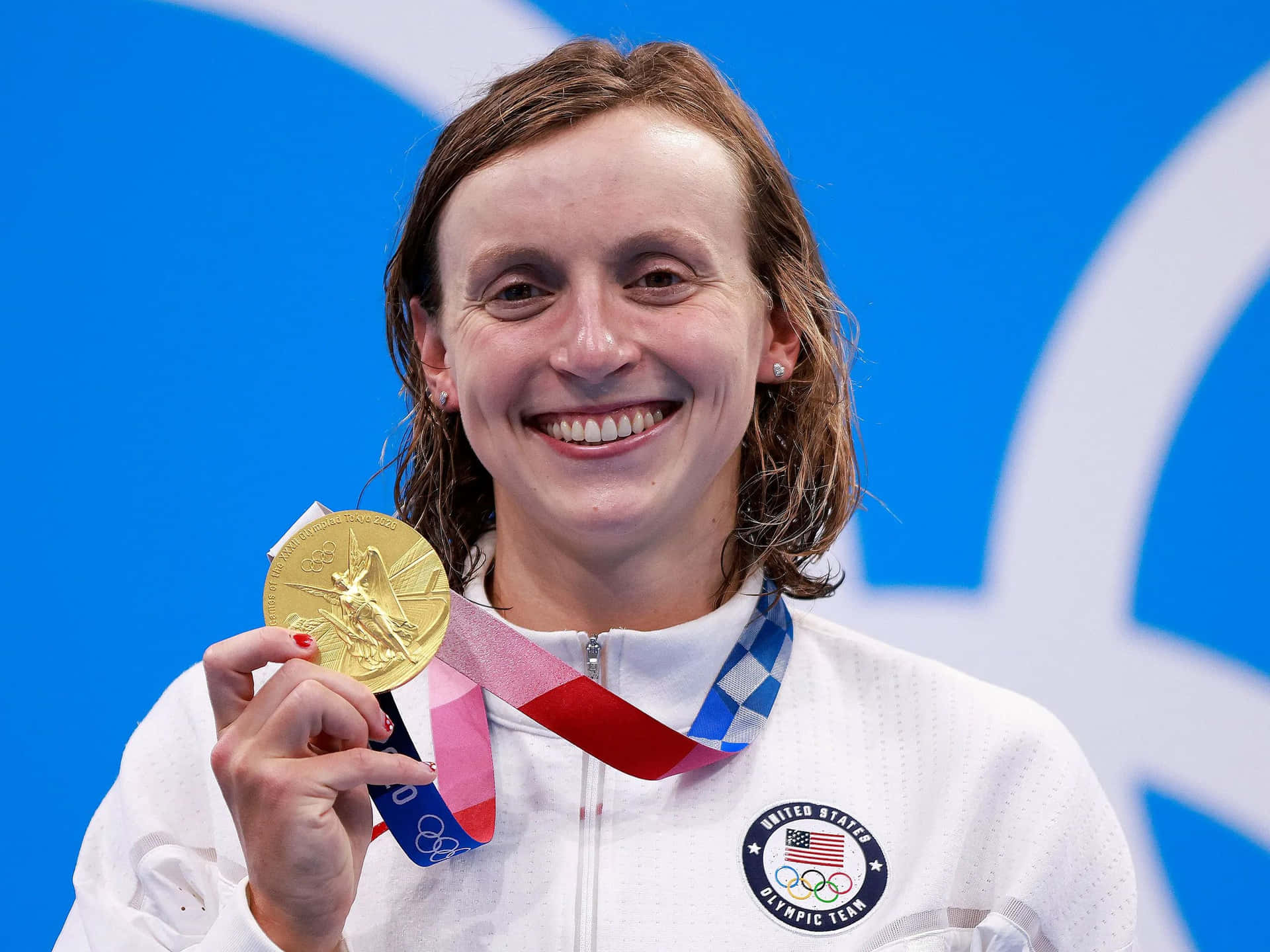 1920x1440 Download Olympic Swimmer Gold Medal Celebration Wallpaper