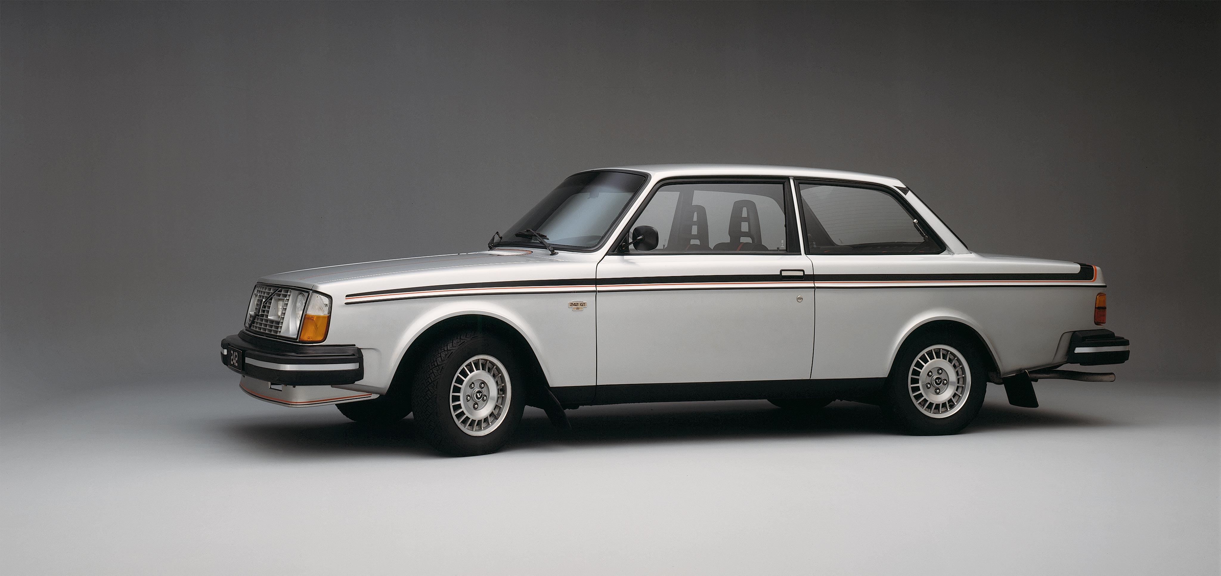 4096x1932 Your definitive Volvo 240 buyer's guide