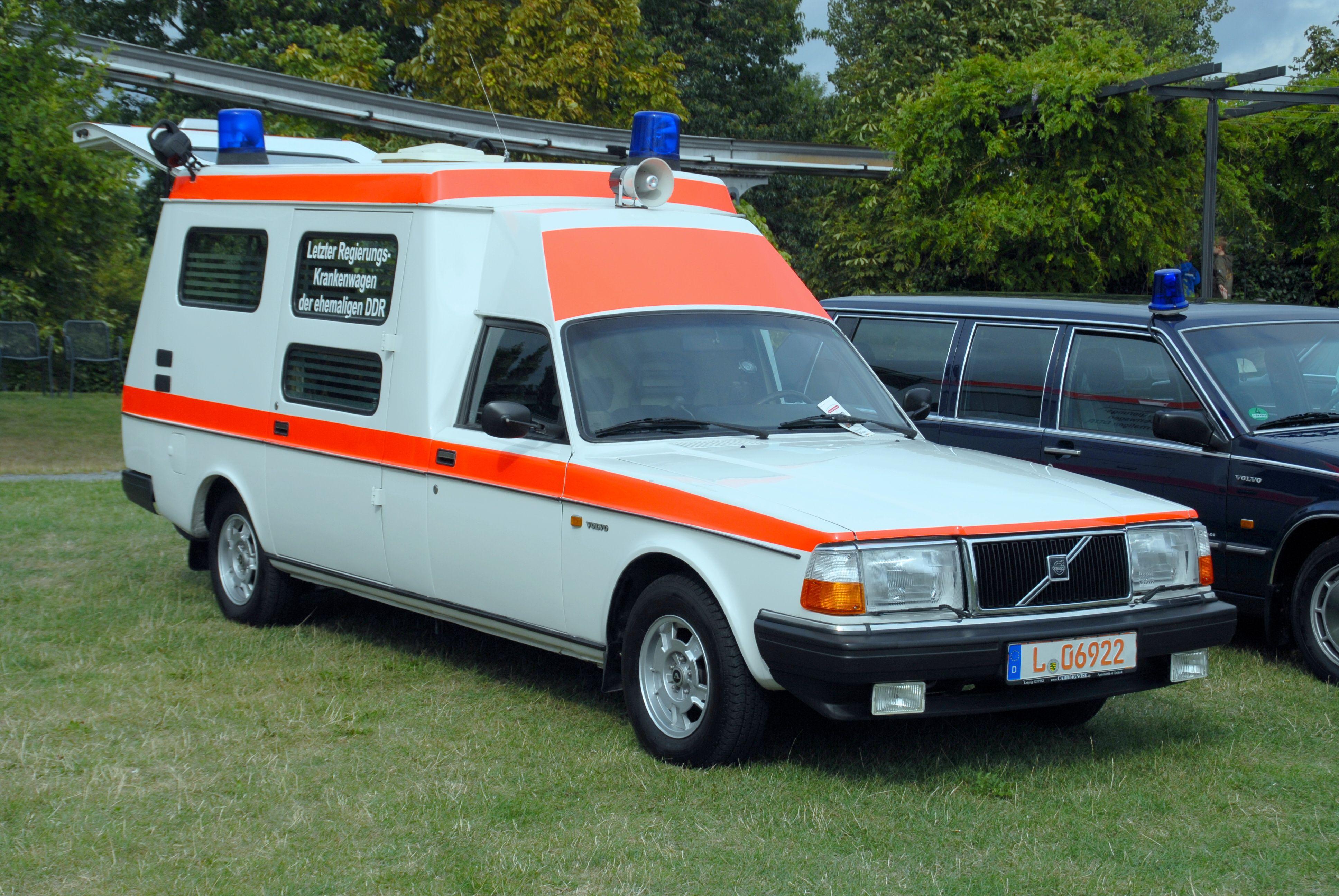 3872x2592 Volvo 240 (Ambulance) wallpaperx2592
