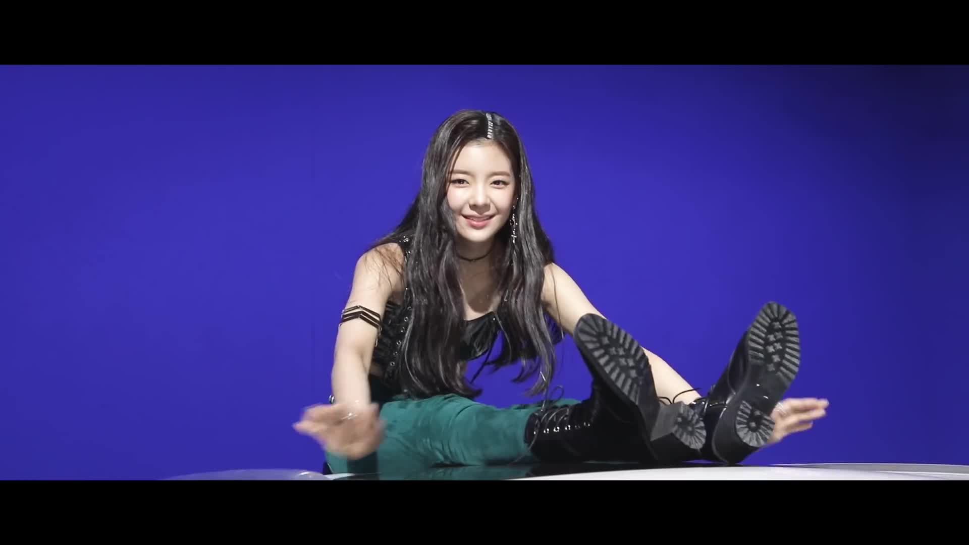 1920x1080 ITZY 달라달라(DALLA DALLA) : M V BEHIND #Lia GIF By Just10