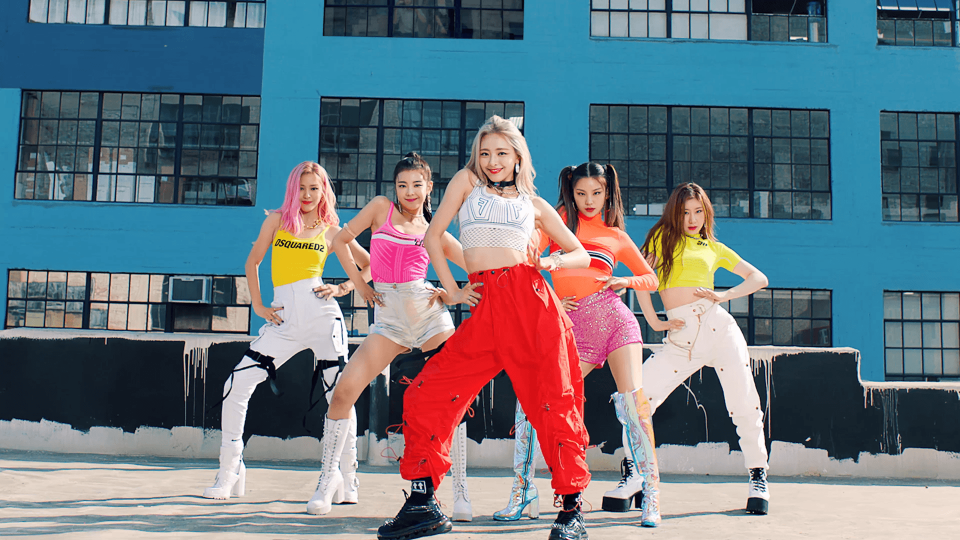 Ryujin break my heart myself. Itzy группа Icy. Itzy Loco. Itzy ;oco. Рюджин Itzy Loco.