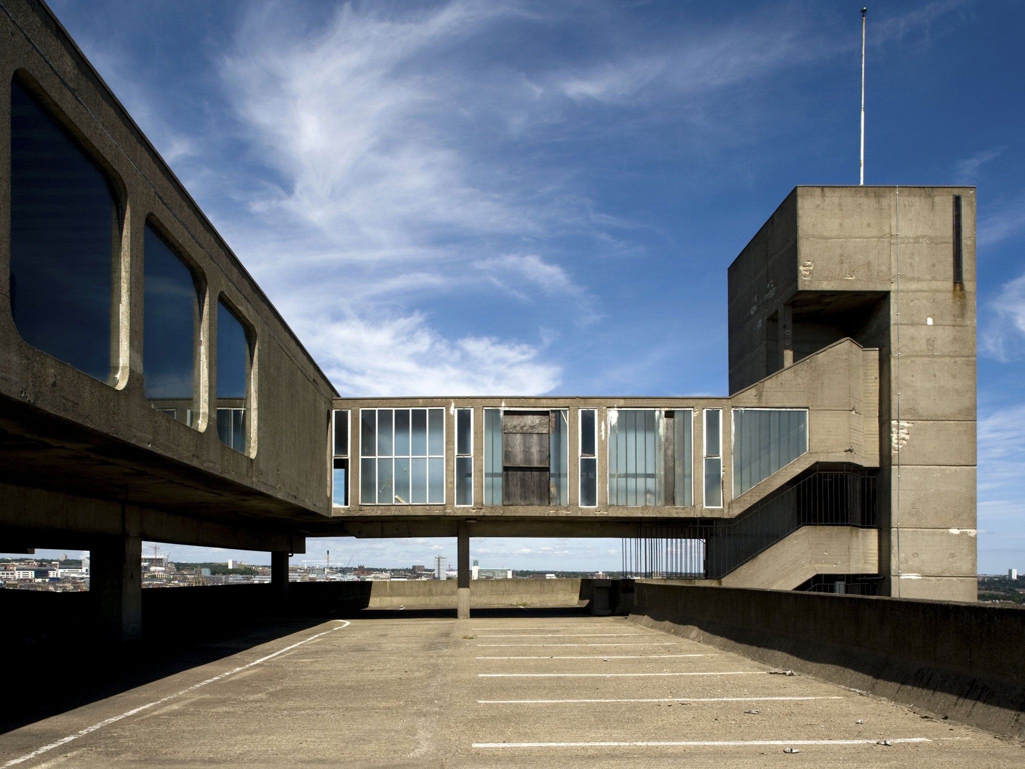 2048x1536 Concrete buildings: Brutalist beauty