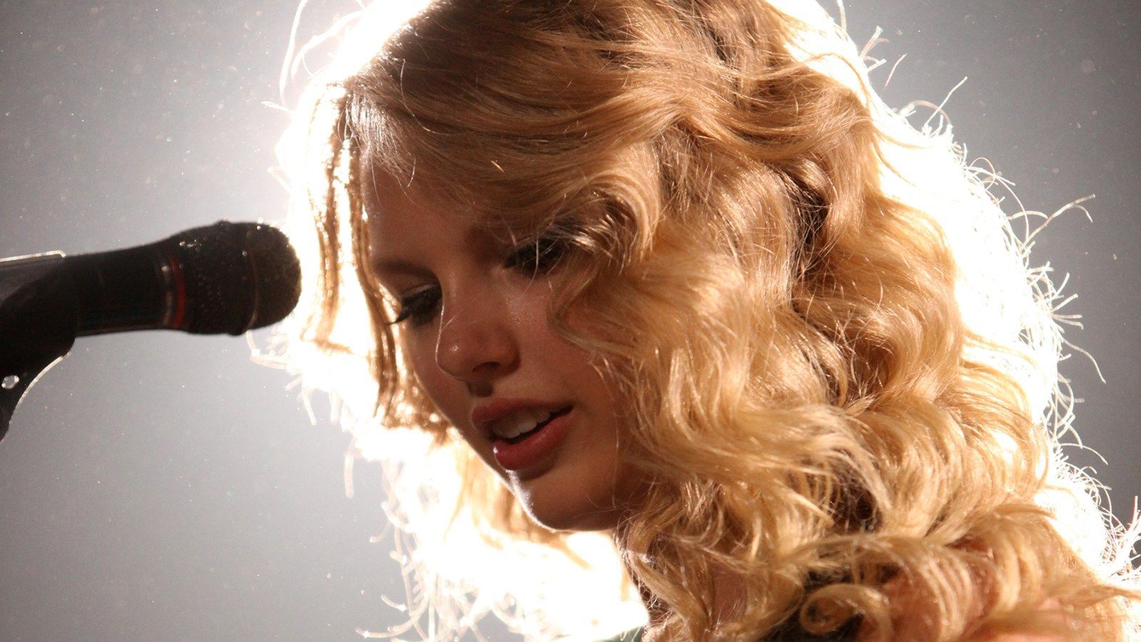 1600x900 Taylor Swift's 'Fearless (Taylor's Version)' Rebounds to Number One