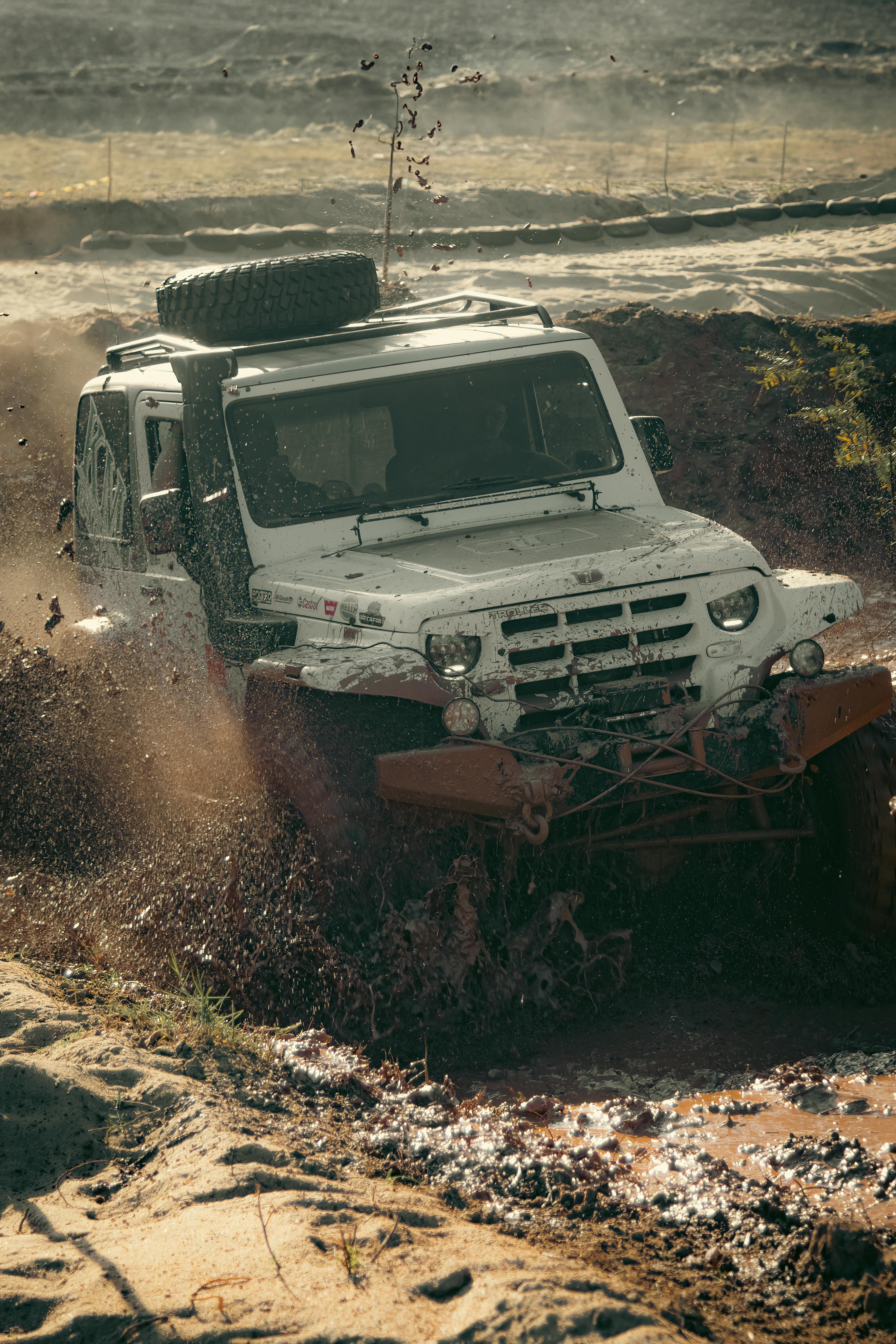 3791x5686 Force Gurkha 4x4 Car in Mud · Free