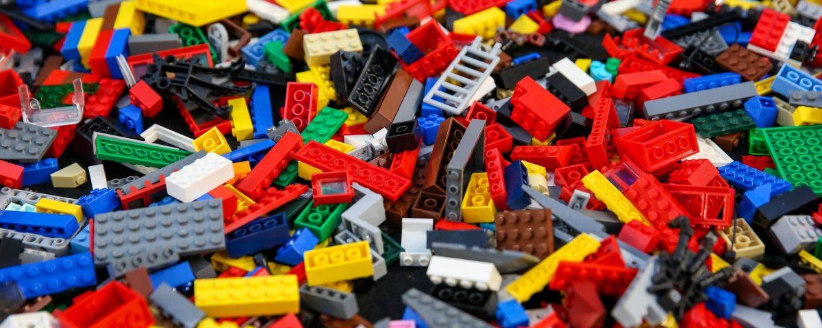 1200x480 Lego pieces
