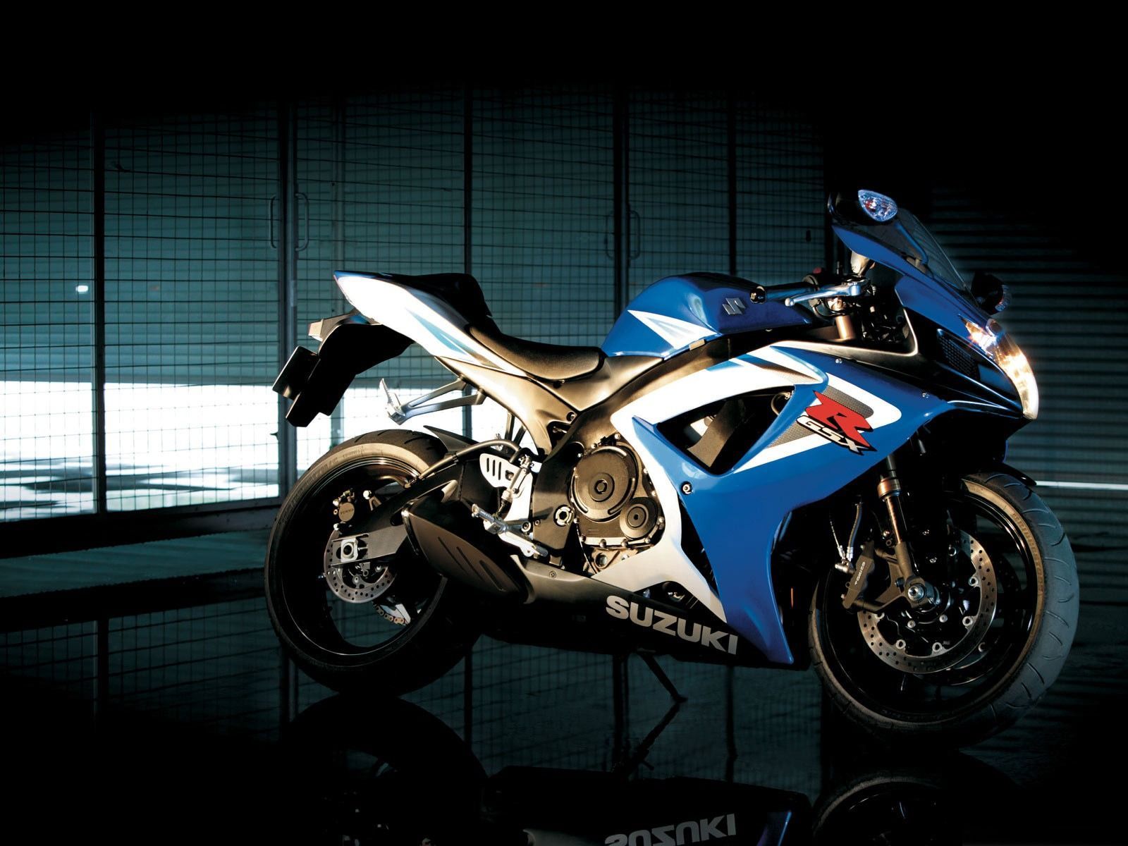 1600x1200 Suzuki GSX R750 Very Cool Motorcycle Wallpaper