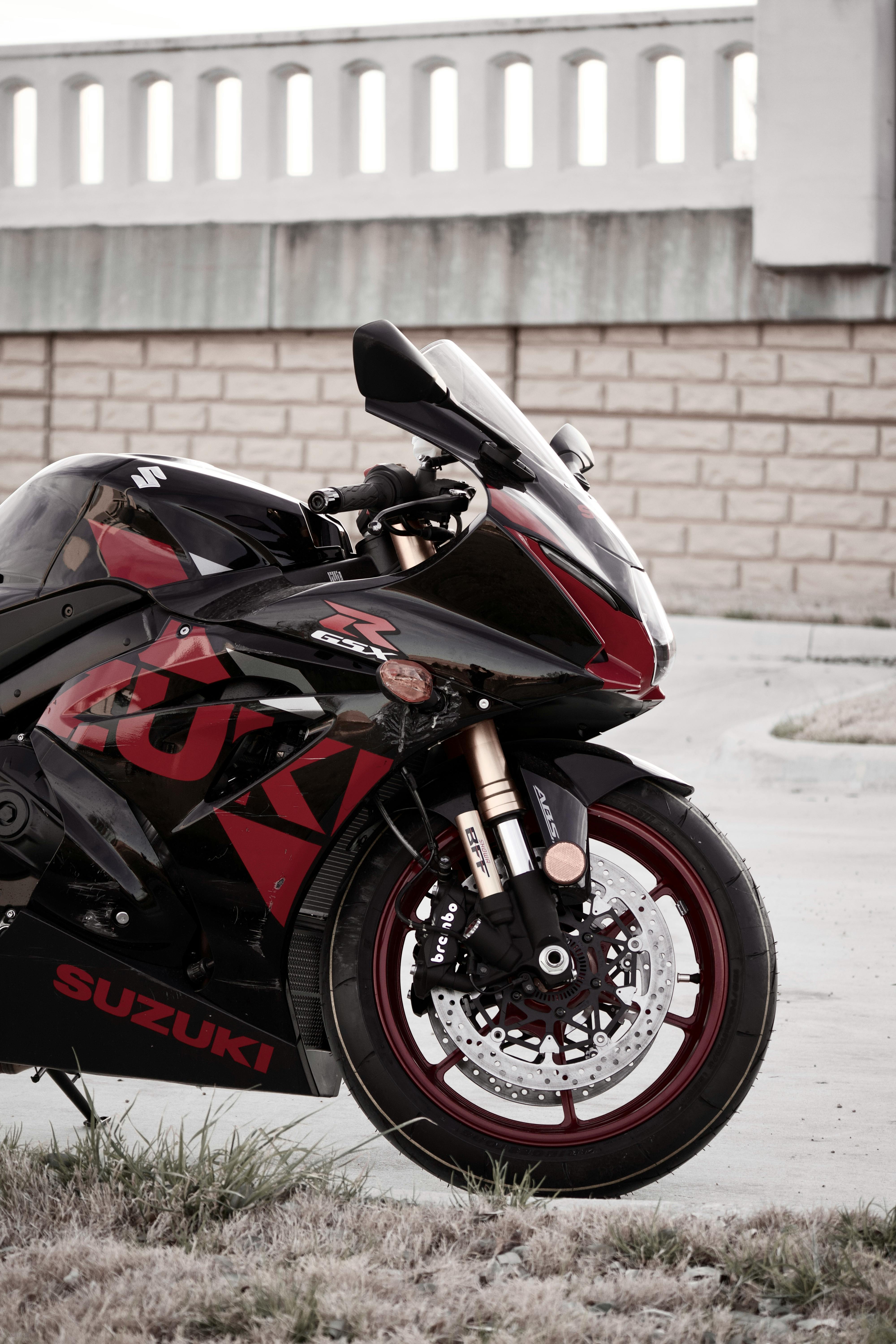 4000x6000 Close Up Shot Of A Suzuki Motorcycle · Free