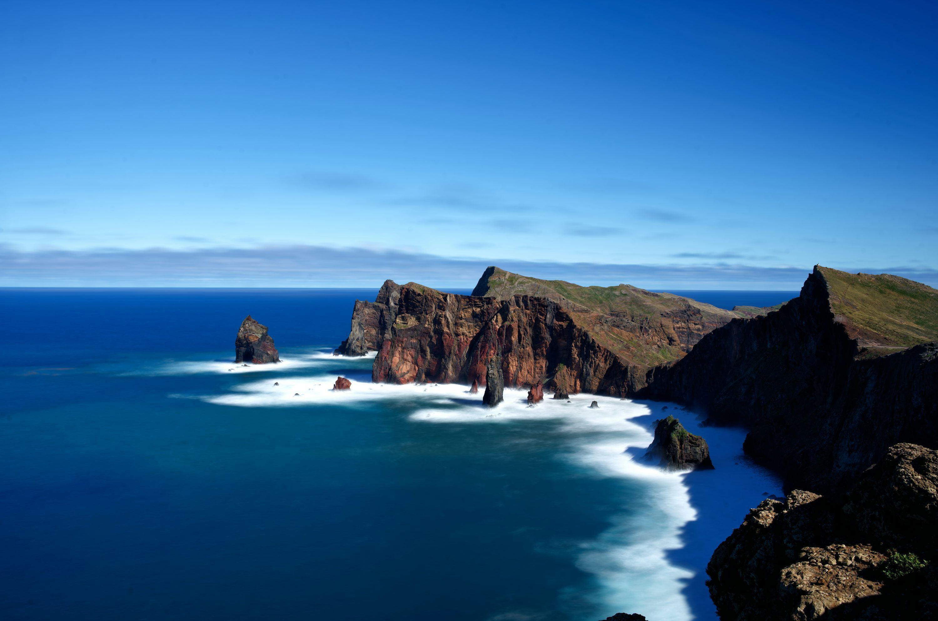 3000x1986 A large body of water surrounded