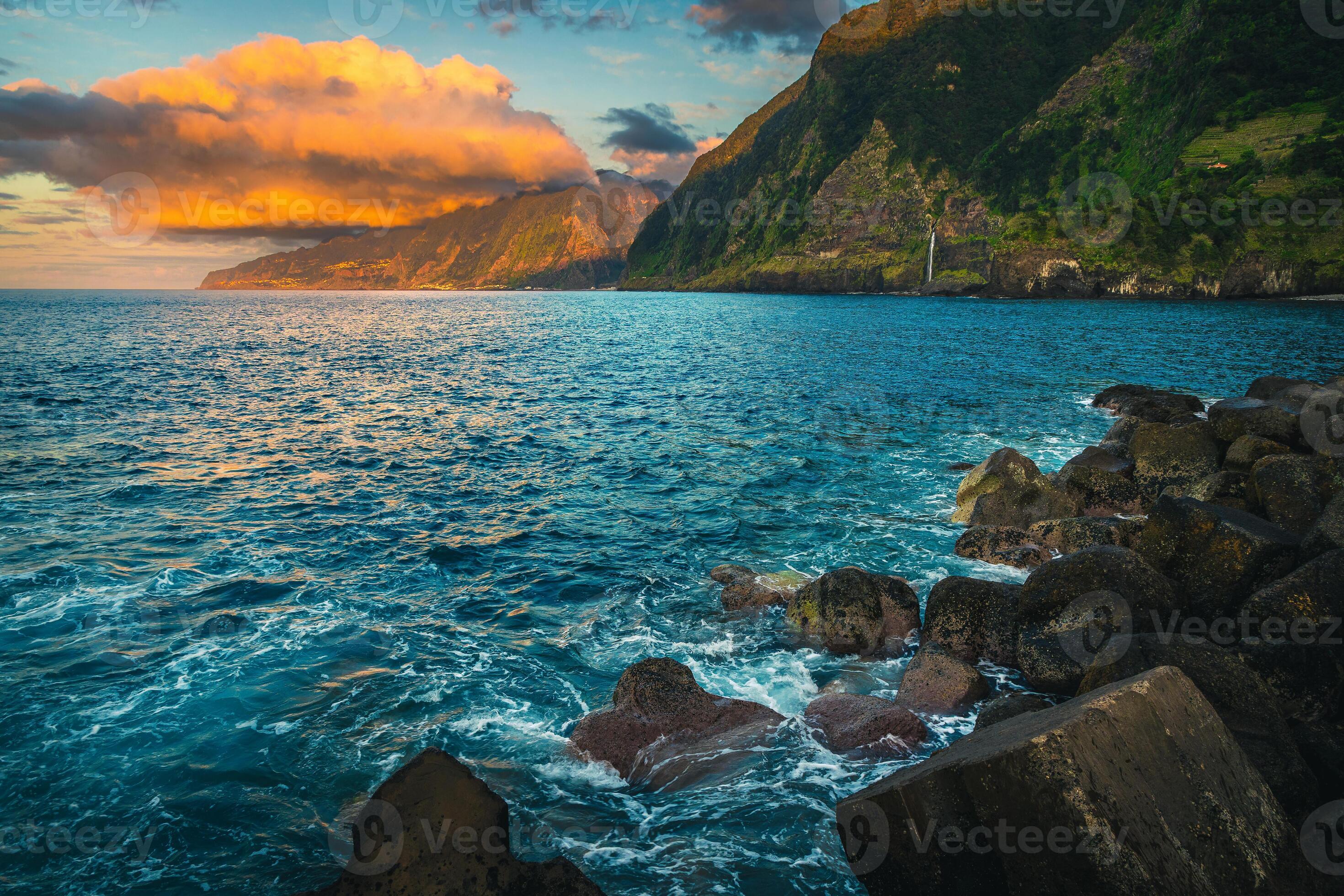 2940x1960 Amazing seashore view with colorful cliffs, Seixal, Madeira Island