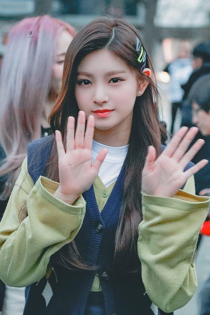 728x1092 HD Wallpaper: EVERGLOW, K Pop, Wang Yiren