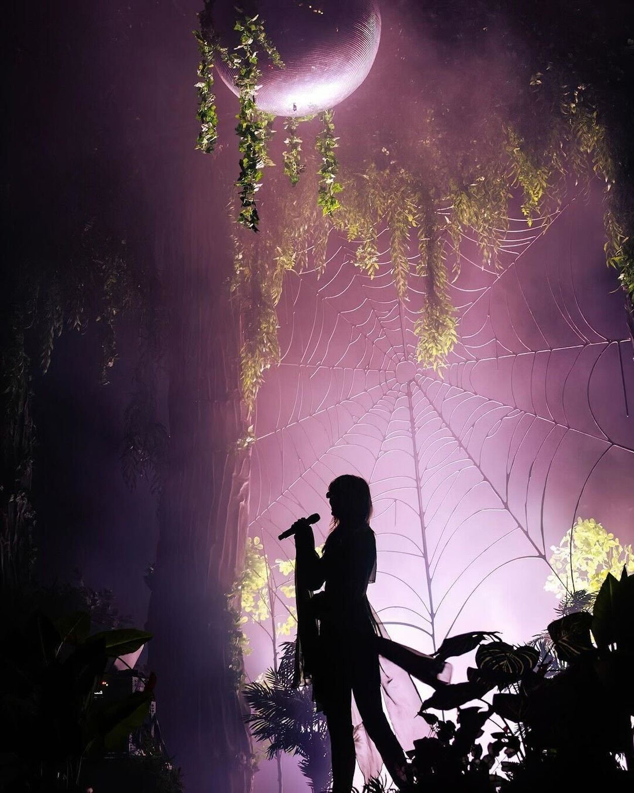 1250x1563 Step Inside Suki Waterhouse's Dream Disco of a North American Tour