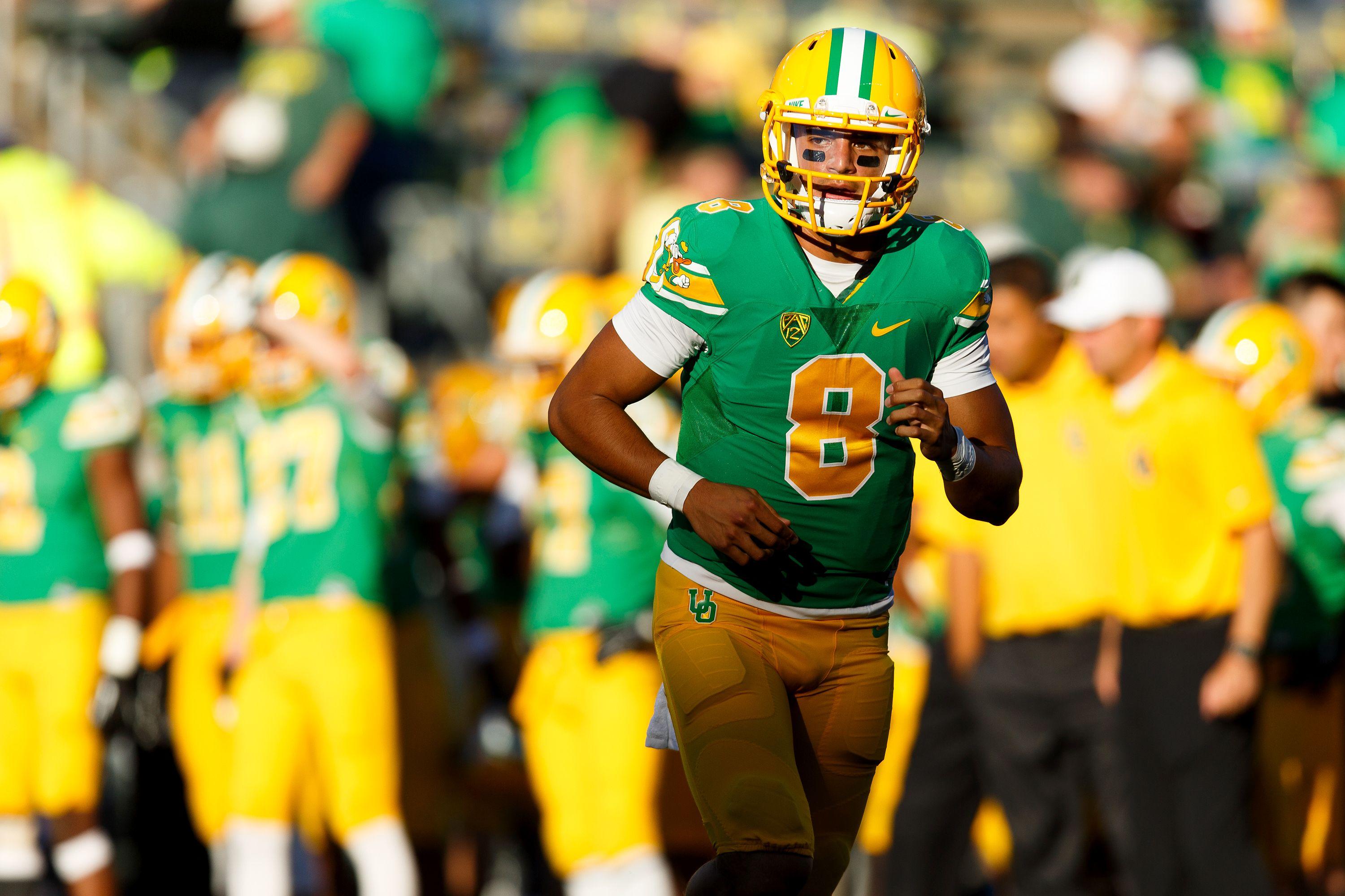 3000x2000 Free download Oregon quarterback Marcus Mariota 8 warms up before
