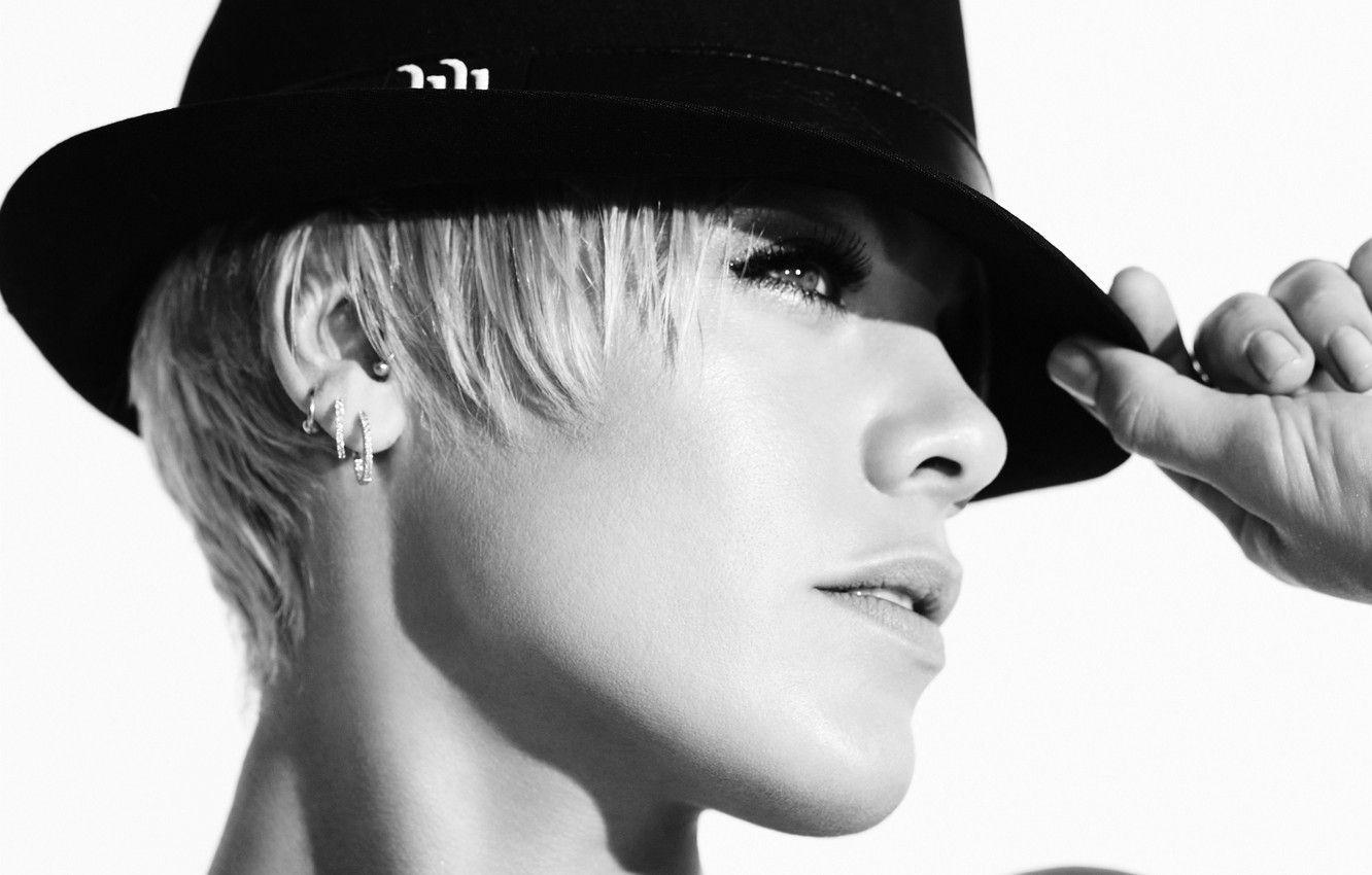 1332x850 Wallpaper black and white, Pink, Alecia Beth Moore, Alecia Beth