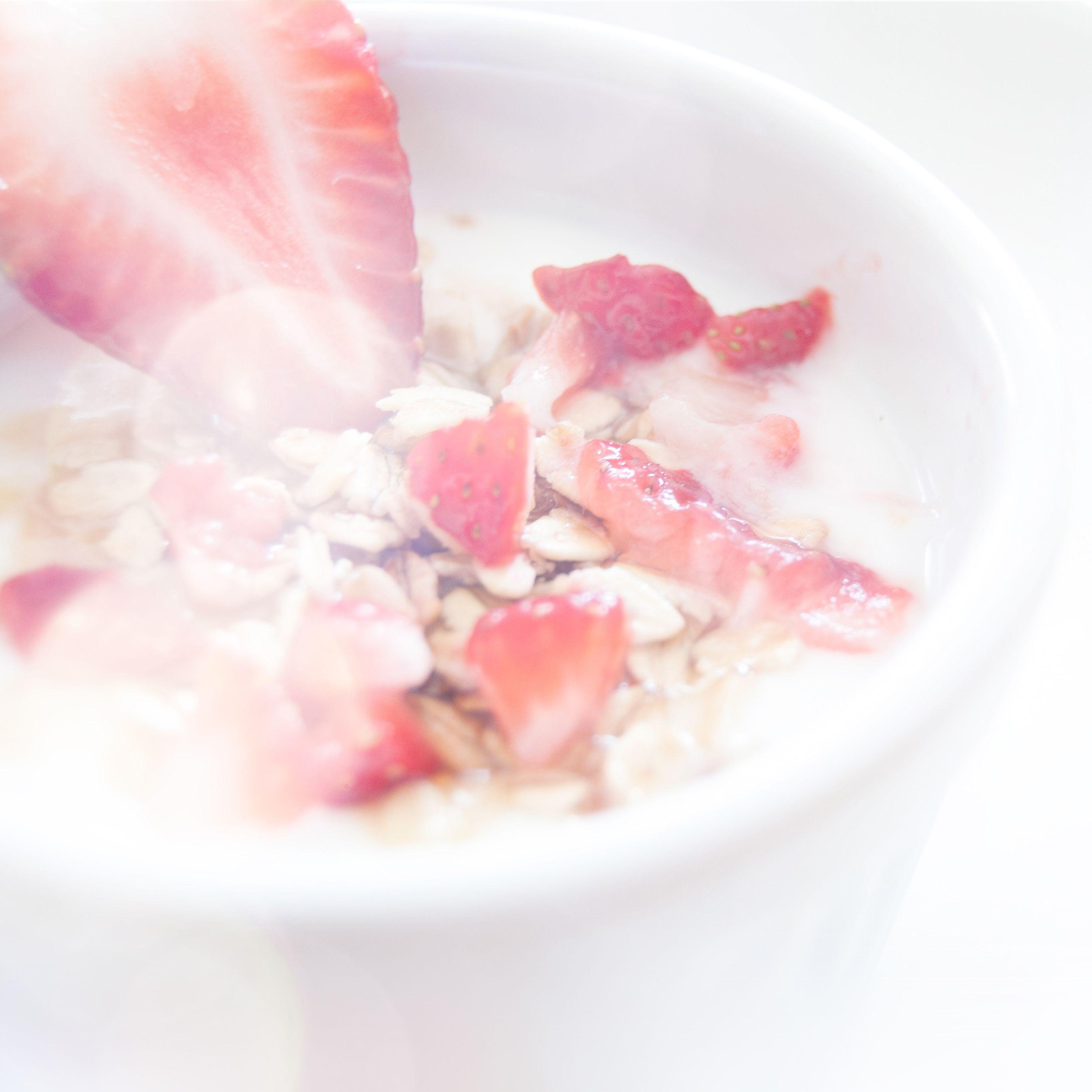 2732x2732 Strawberry Frost Milk Morning Happy Flare Wallpaper