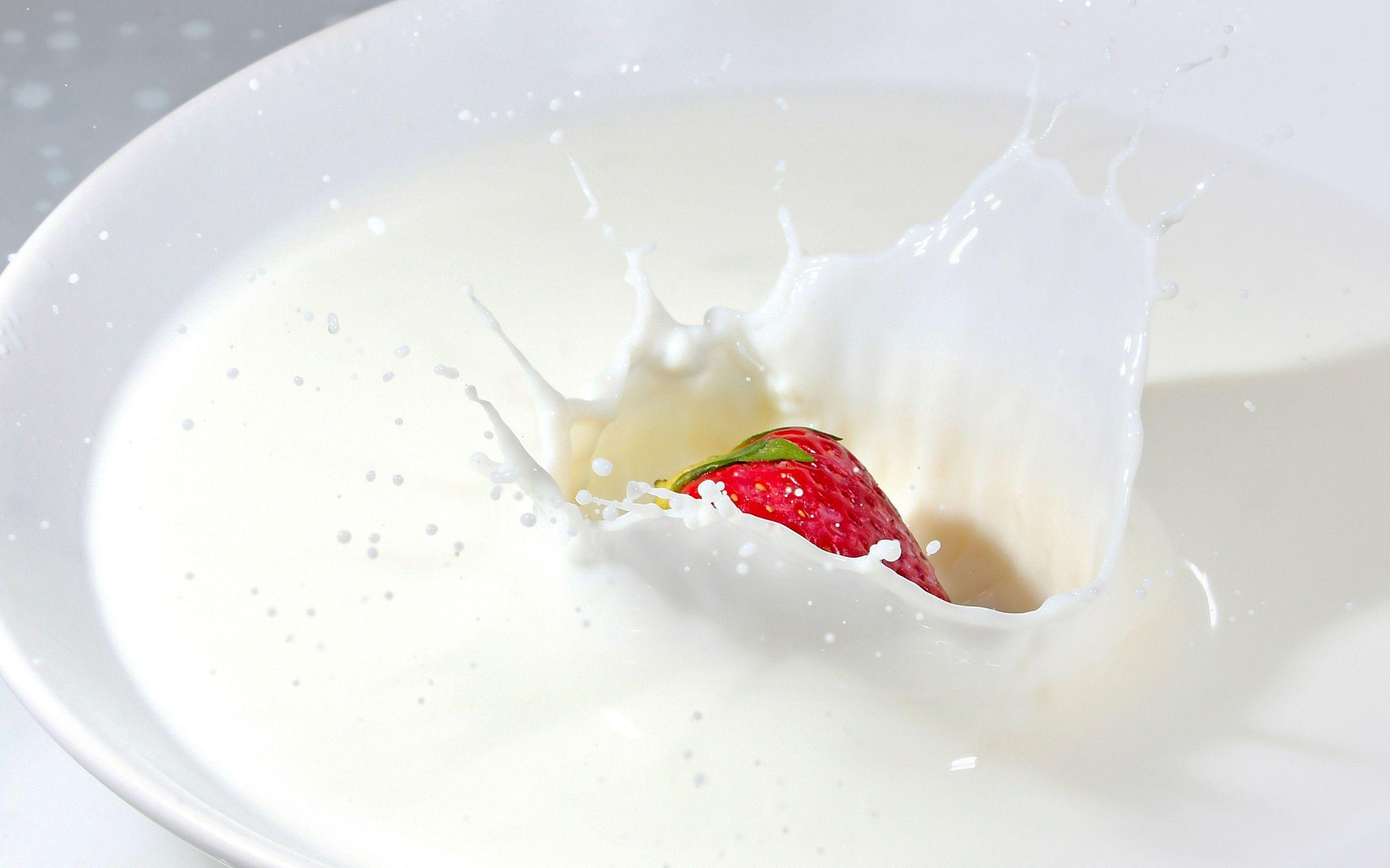 2560x1600 Download wallpaper: Strawberry splashing in milk 2560x1600